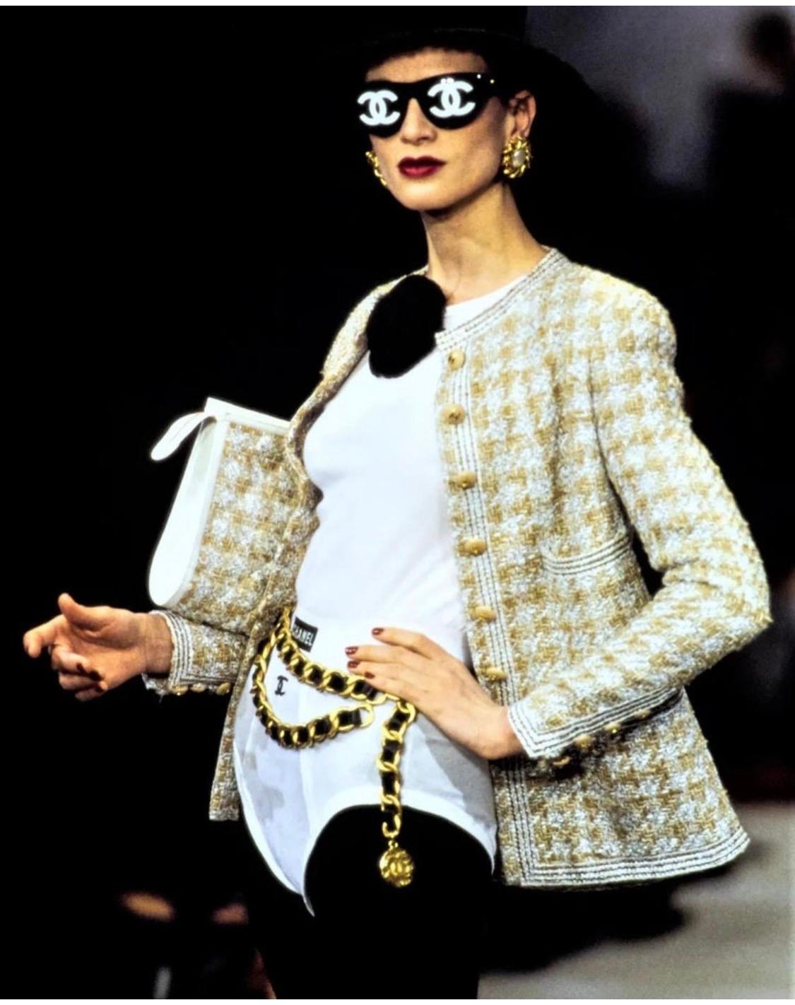 1993 Runway Vintage CHANEL Ceinture en cuir avec chaîne massive Noir Or en vente 4