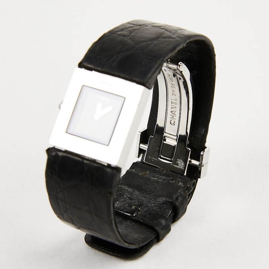 Vintage square CHANEL watch delivered in its CHANEL box.
Condition: very good
Made in Switzerland
Material: steel, crocodile
Color: silver, black
Dimensions: 19 x 19 mm; strap adjustable from 12.5 cm to 17 cm.
Hardware: steel
Stamp: yes
Year:
