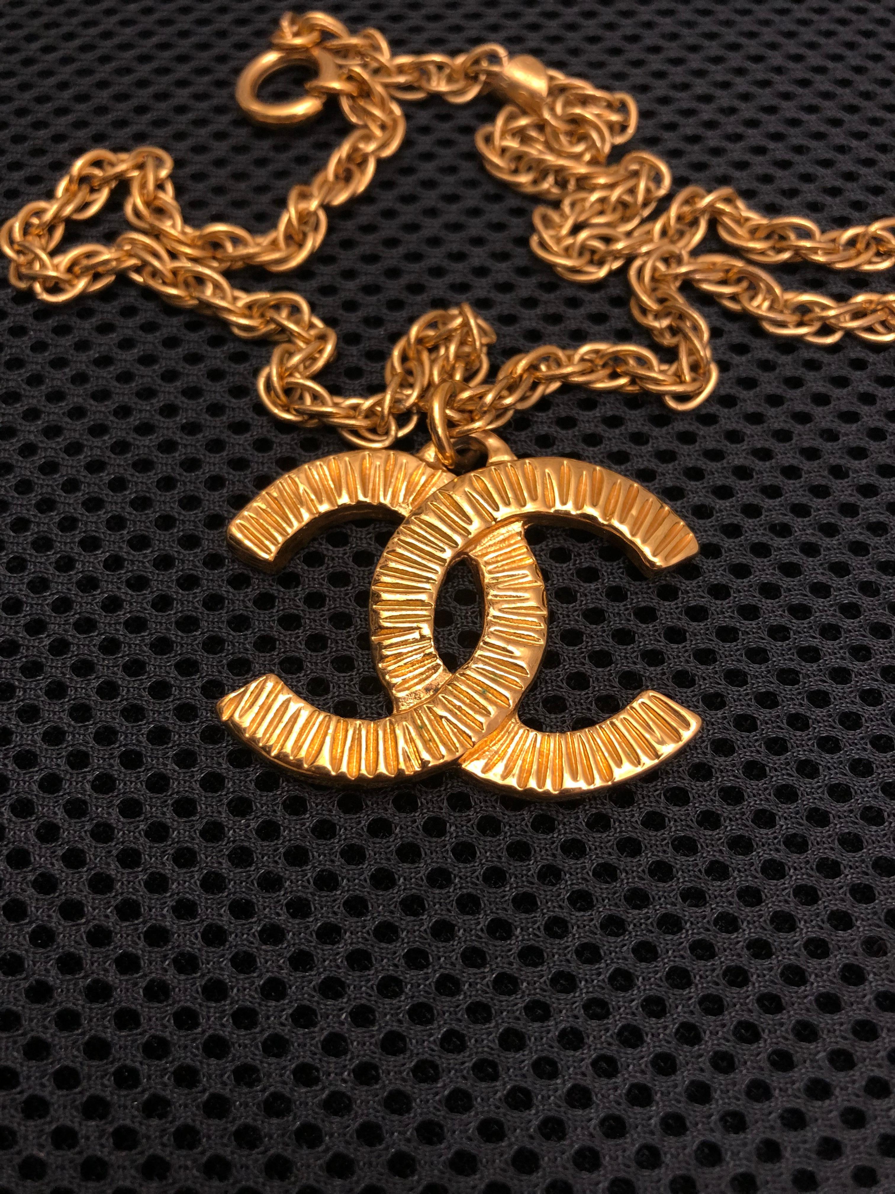 This 1993 vintage CHANEL short chain necklace is crafted of gold toned chain featuring a massive textured CC charm. Spring ring closure. Stamped 93P CHANEL made in France. Measures approximately 44 cm Charm diameter 4.0 x 3.2 cm. Comes with