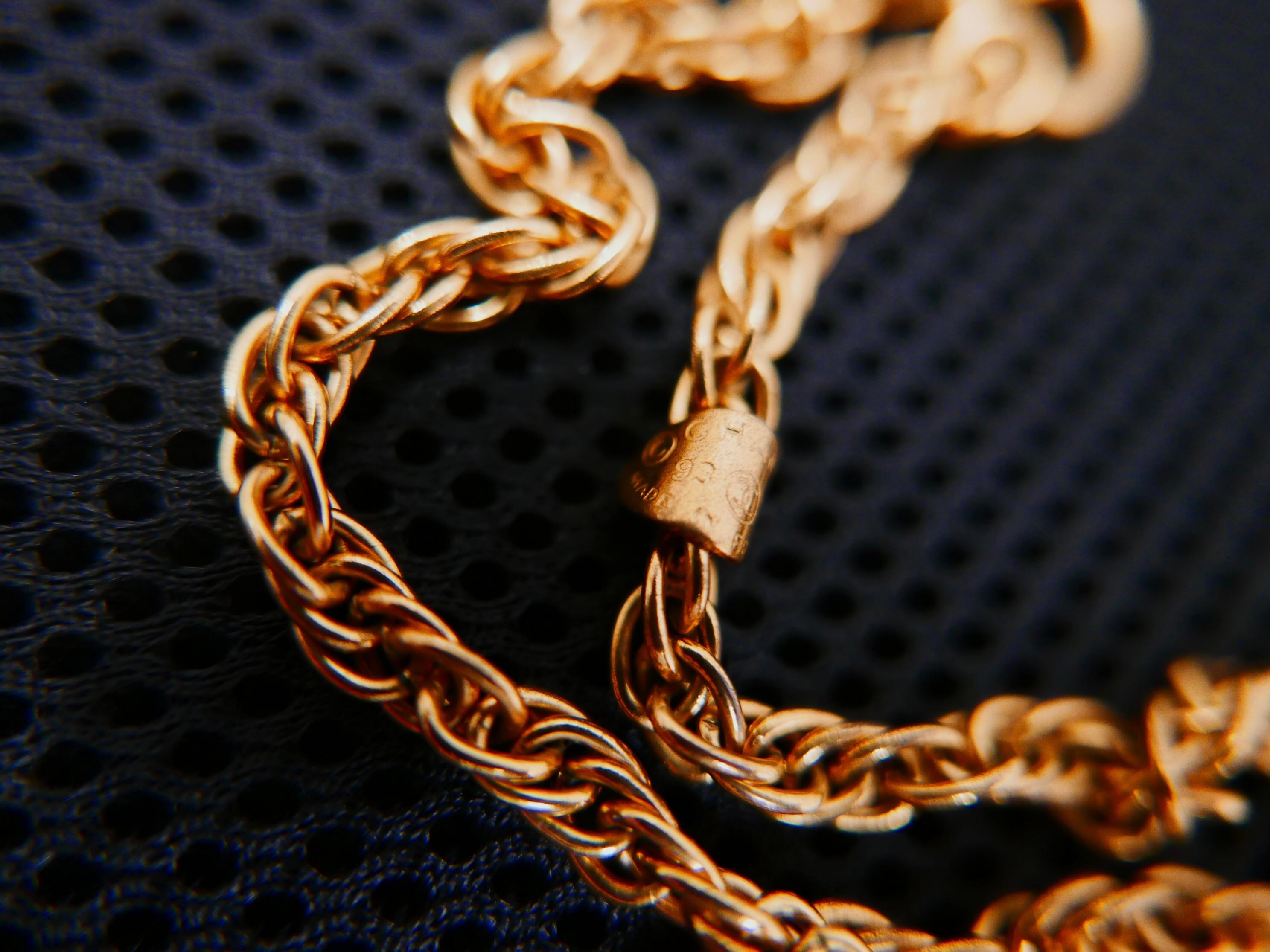 1993 Vintage CHANEL Gold Toned CC Charm Short Chain Necklace In Good Condition For Sale In Bangkok, TH