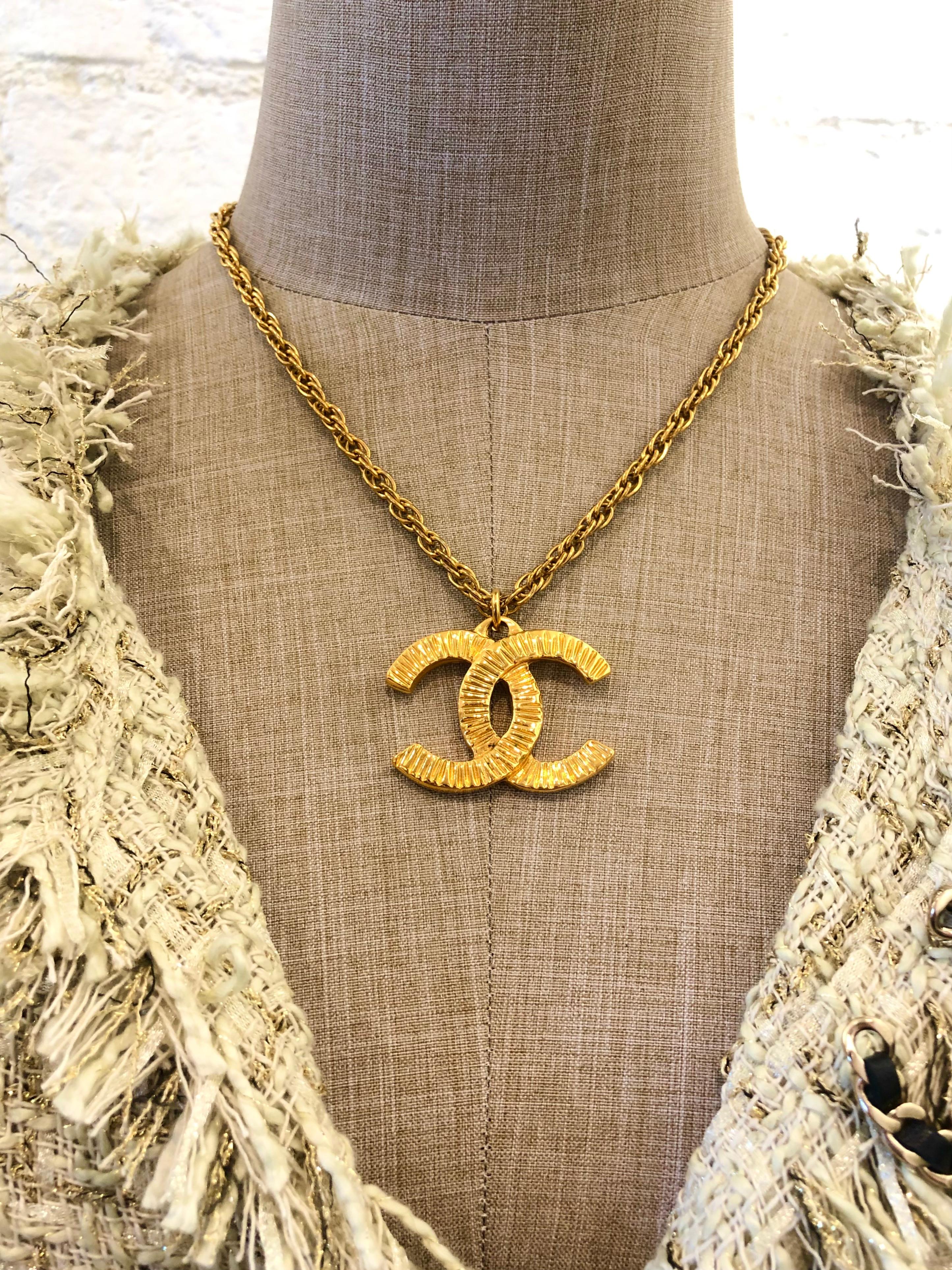 1993 Vintage CHANEL Gold Toned CC Charm Short Chain Necklace For Sale 1