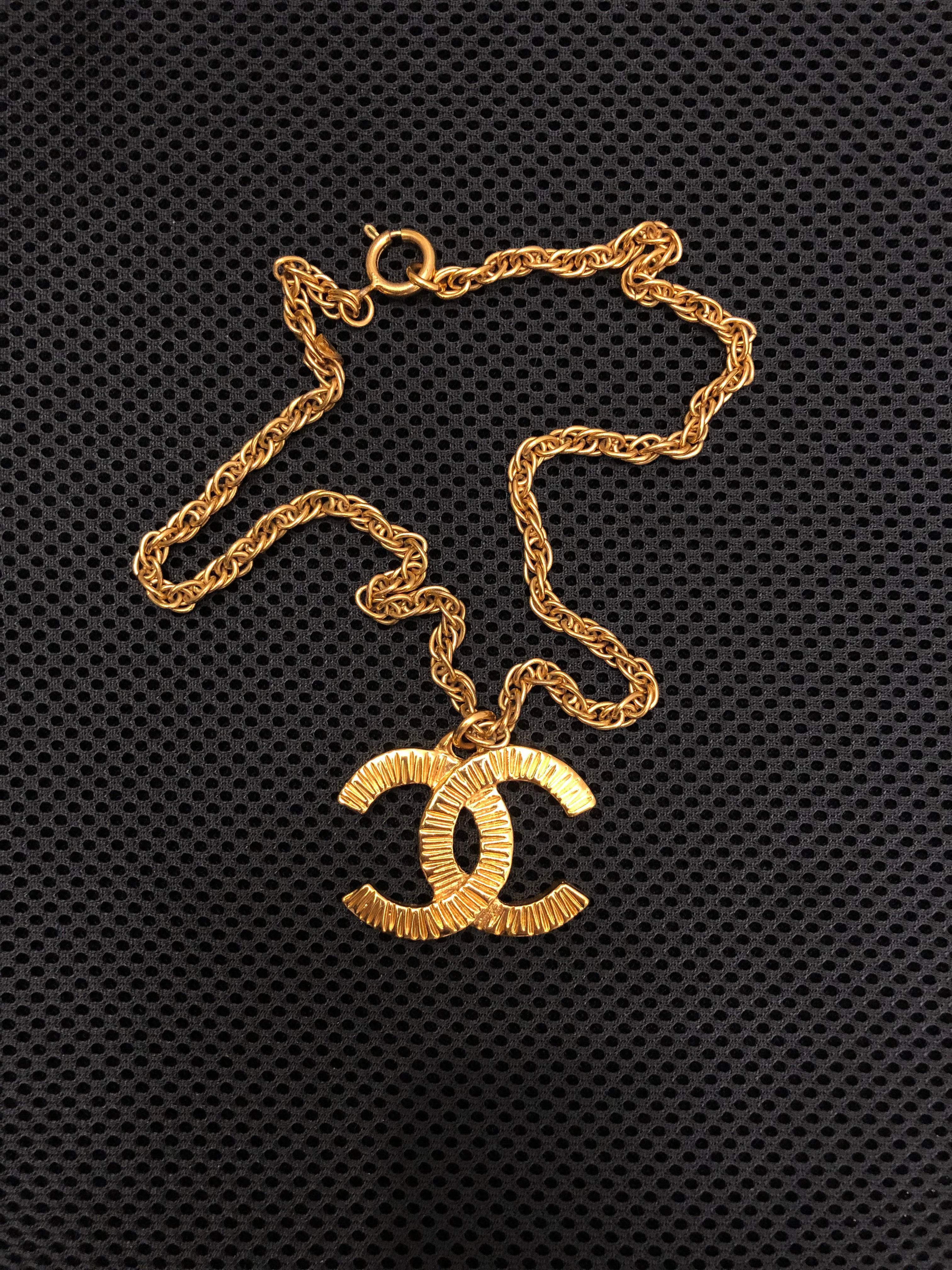 1993 Vintage CHANEL Gold Toned CC Charm Short Chain Necklace For Sale 3