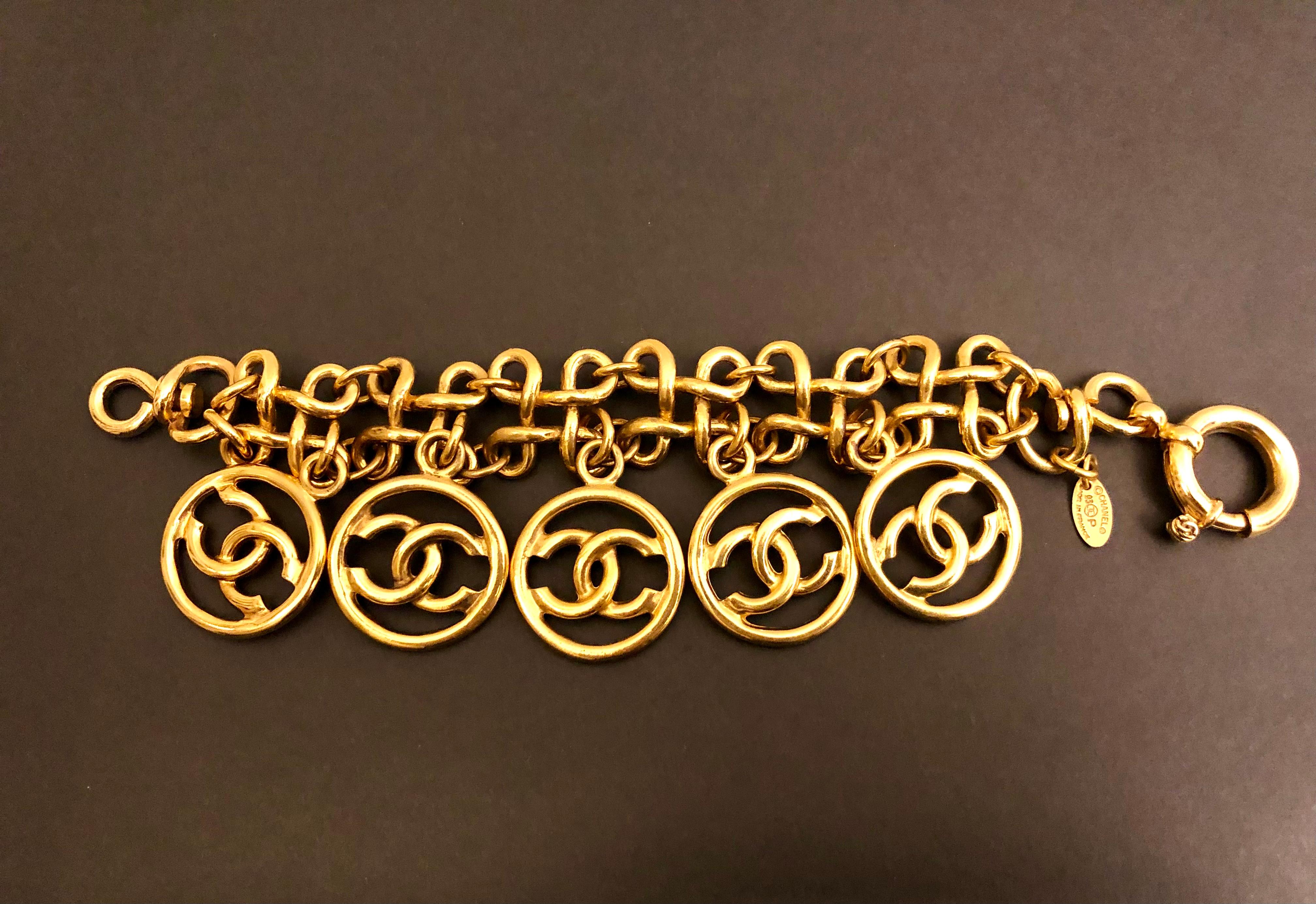 1993 Vintage CHANEL Gold Toned CC Clover Links Bracelet In Excellent Condition For Sale In Bangkok, TH
