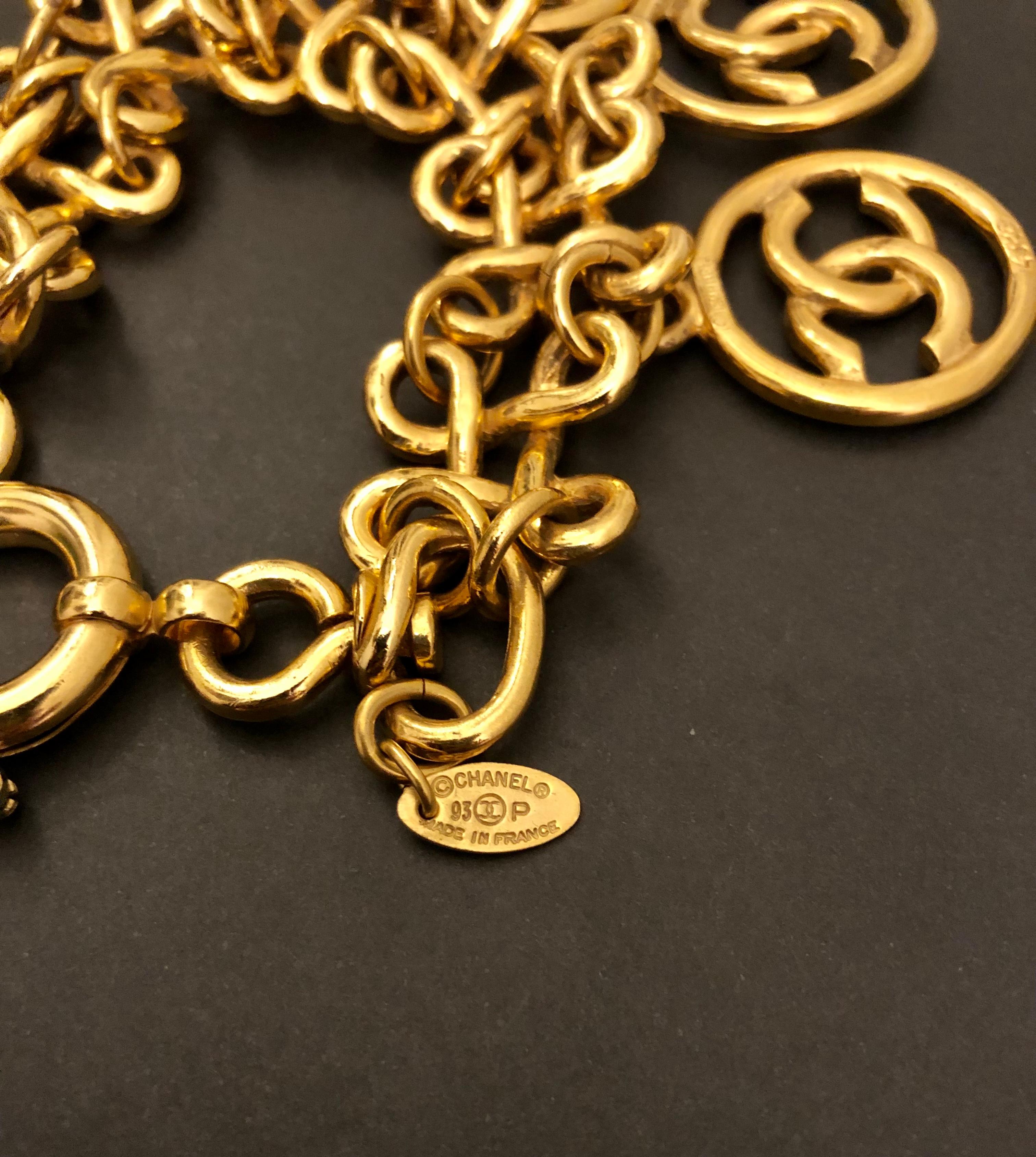 Women's 1993 Vintage CHANEL Gold Toned CC Clover Links Bracelet For Sale