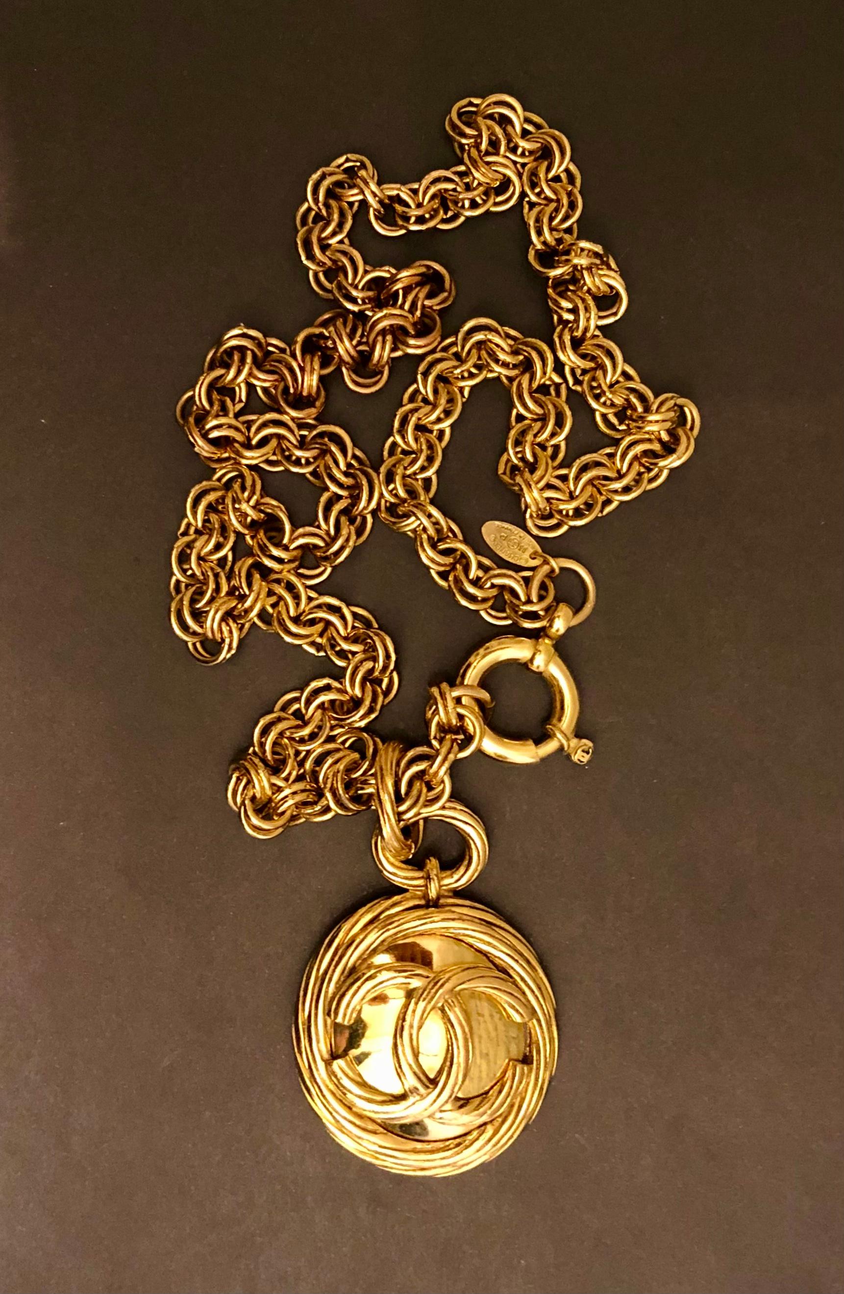 This vintage Chanel chain necklace is crafted of double gold toned links featuring a mirror charm in a gold toned rope frame.  Stamped Chanel 93P made in France. Measures approximately 30 inches (76 cm) in length Mirror charm 5.8 x 4.2 cm. Spring