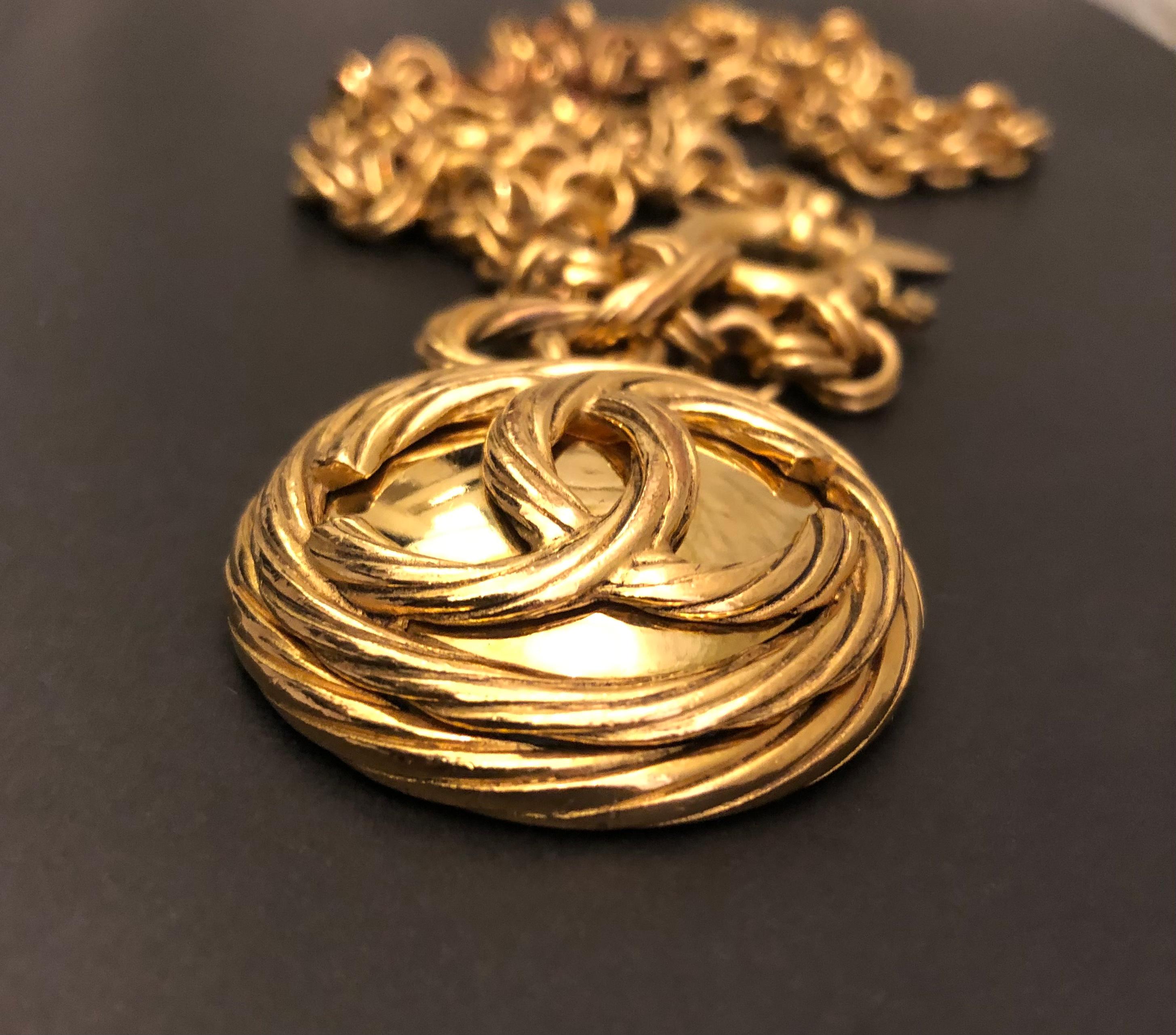 1993 Vintage CHANEL Gold Toned Chain Mirror Necklace In Good Condition For Sale In Bangkok, TH