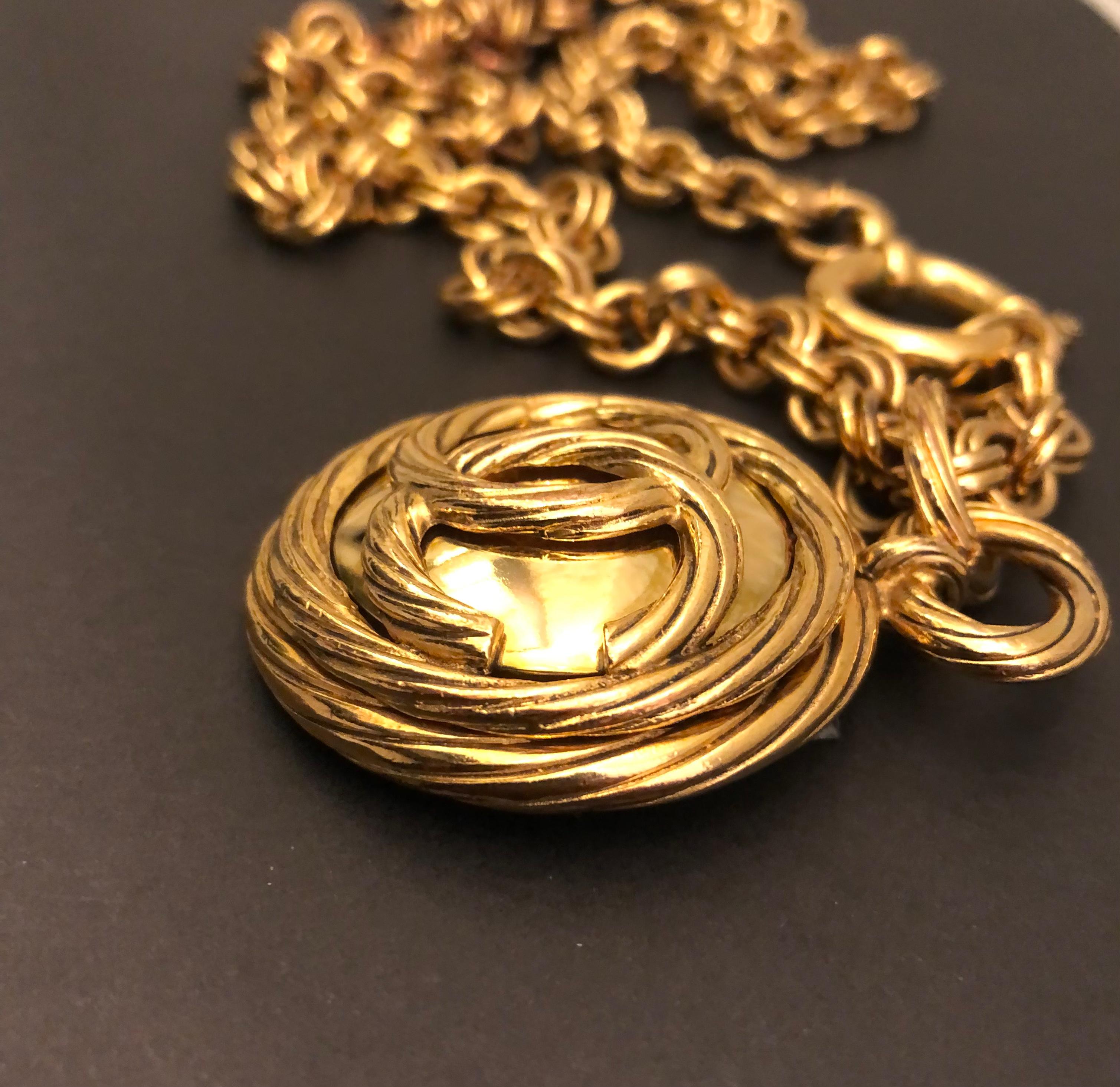 Women's 1993 Vintage CHANEL Gold Toned Chain Mirror Necklace For Sale