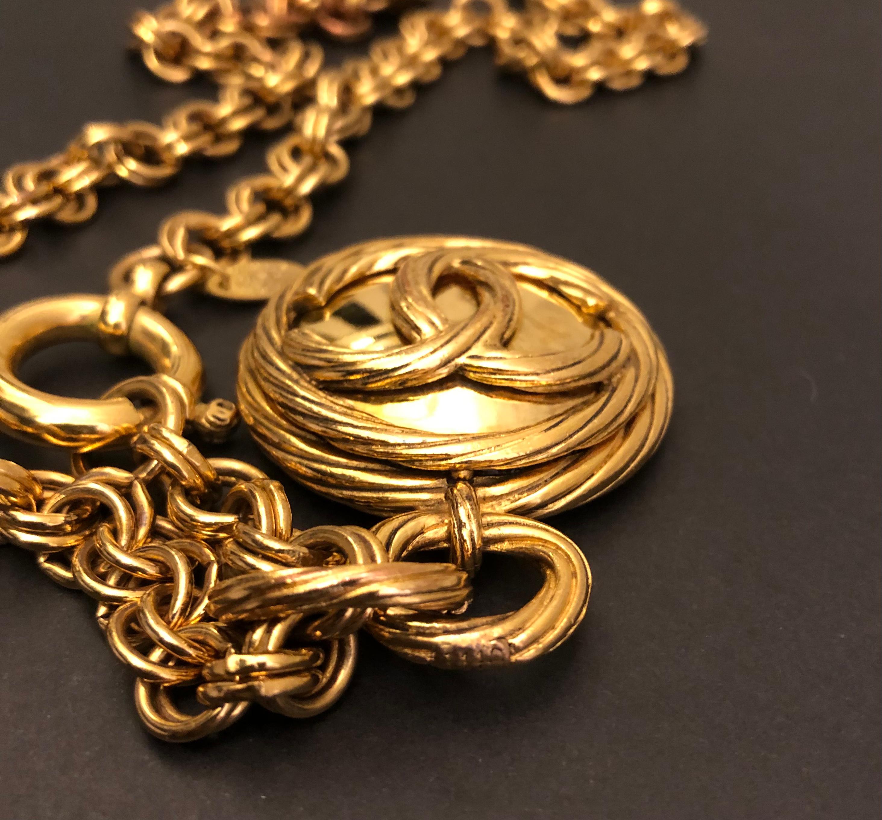 1993 Vintage CHANEL Gold Toned Chain Mirror Necklace For Sale 1