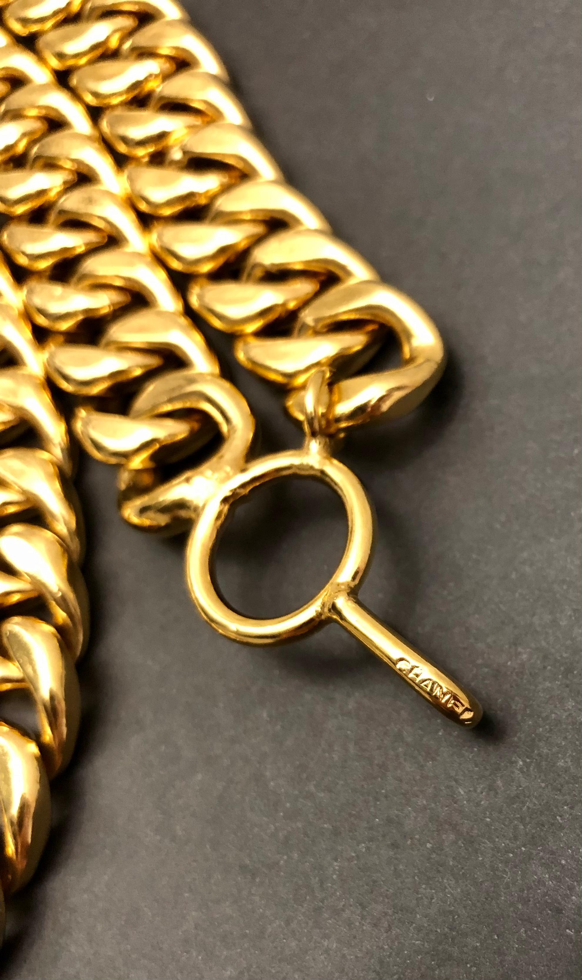 Cette ceinture CHANEL vintage est faite de solides chaînes dorées, avec deux doubles drapés et une breloque équestre en fausses perles. Un drapé est placé dans le dos et l'autre drapé est placé sur le devant lorsqu'il est porté. Fermeture à crochet
