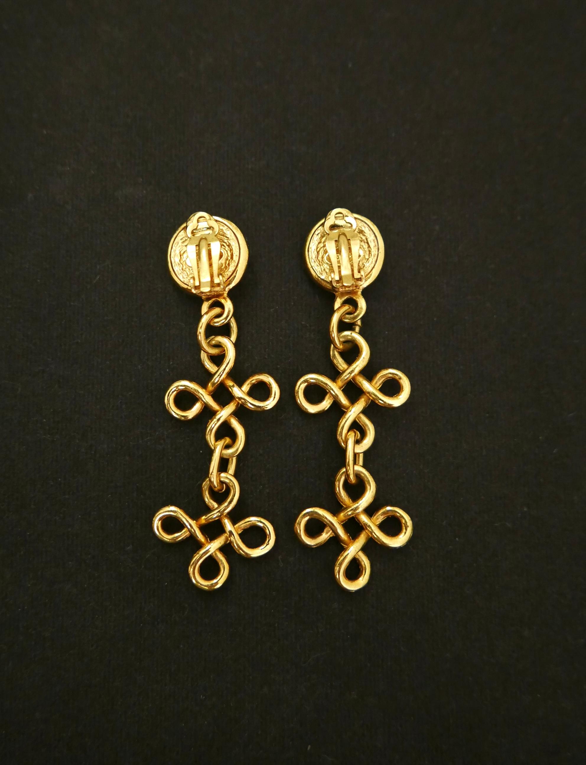 1993 Vintage CHANEL Gold Toned Clover CC Dangle Clip On Earrings  In Good Condition In Bangkok, TH