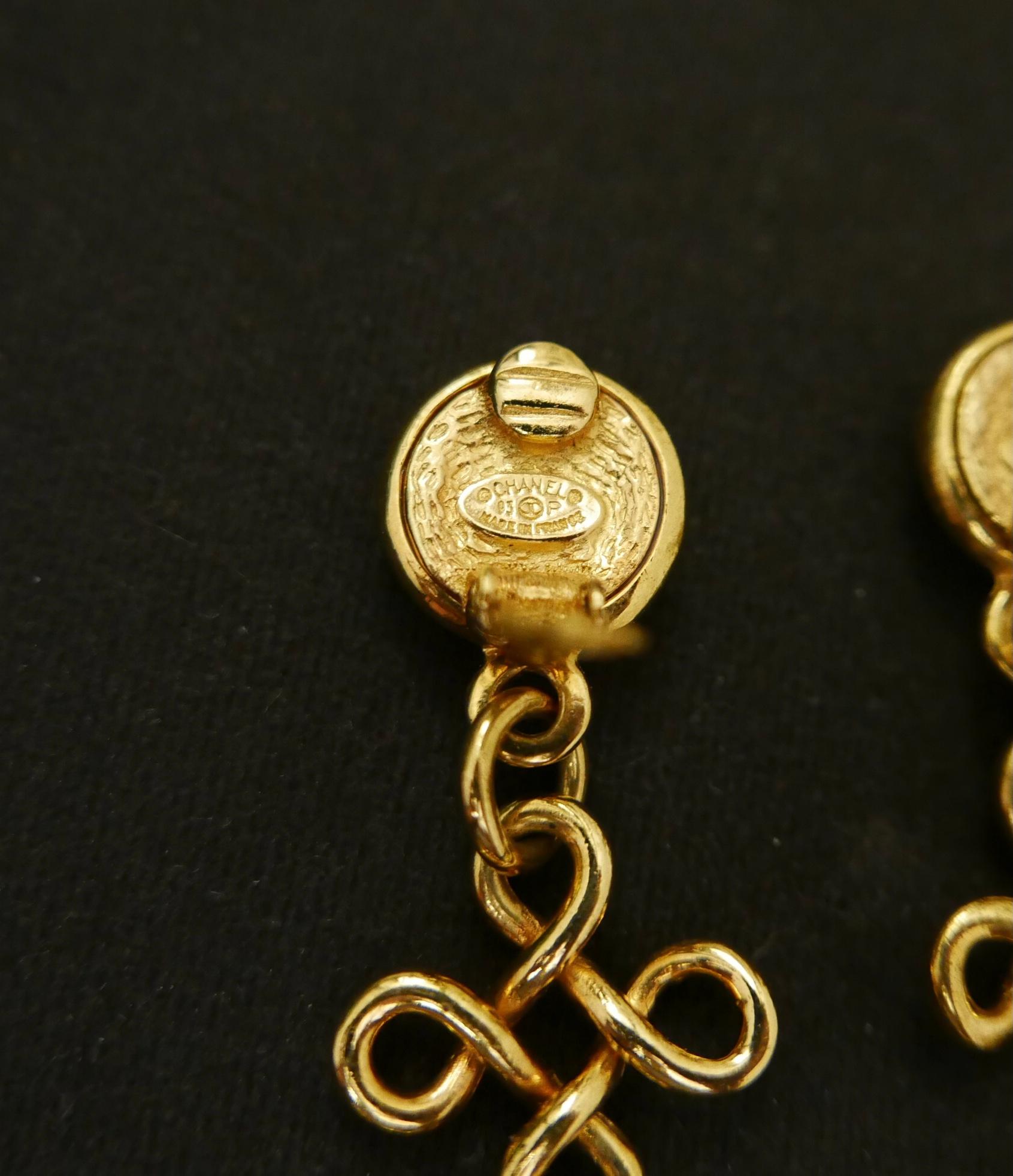 1993 Vintage CHANEL Gold Toned Clover CC Dangle Clip On Earrings  4