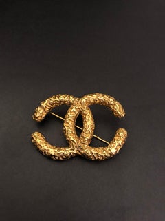 1993 Vintage CHANEL Gold Toned Floral Textured CC Chain Brooch 93A