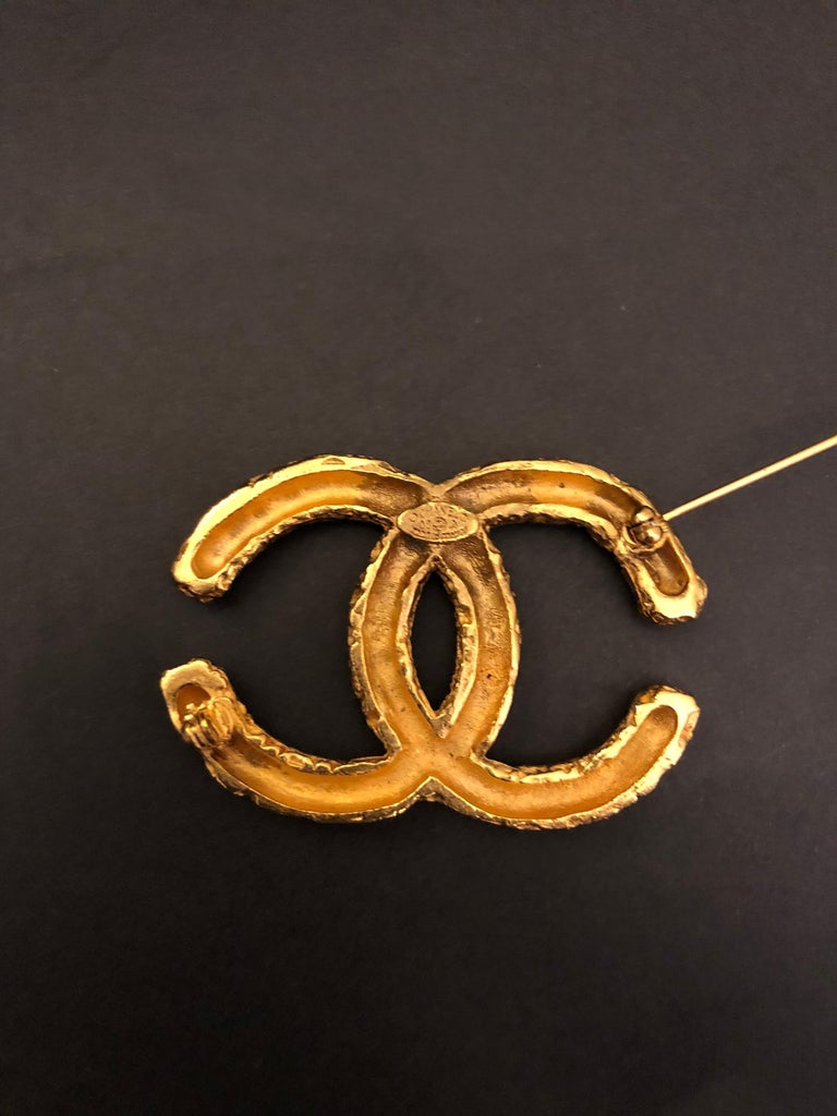 1993 Vintage CHANEL Gold Toned Floral Textured CC Chain Brooch 93A For Sale  at 1stDibs