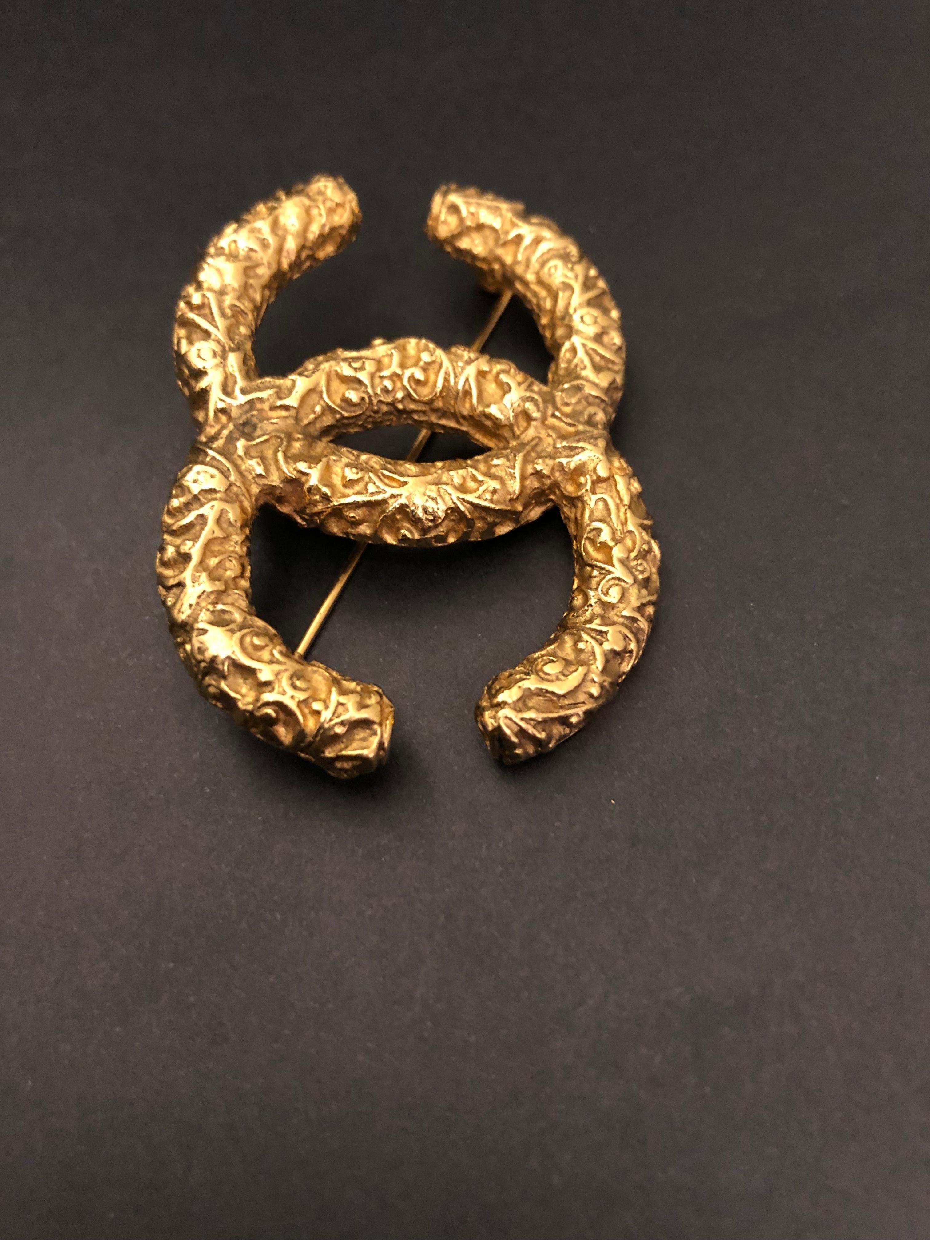 1993 Vintage CHANEL Gold Toned Floral Textured CC Chain Brooch 93A In Good Condition For Sale In Bangkok, TH