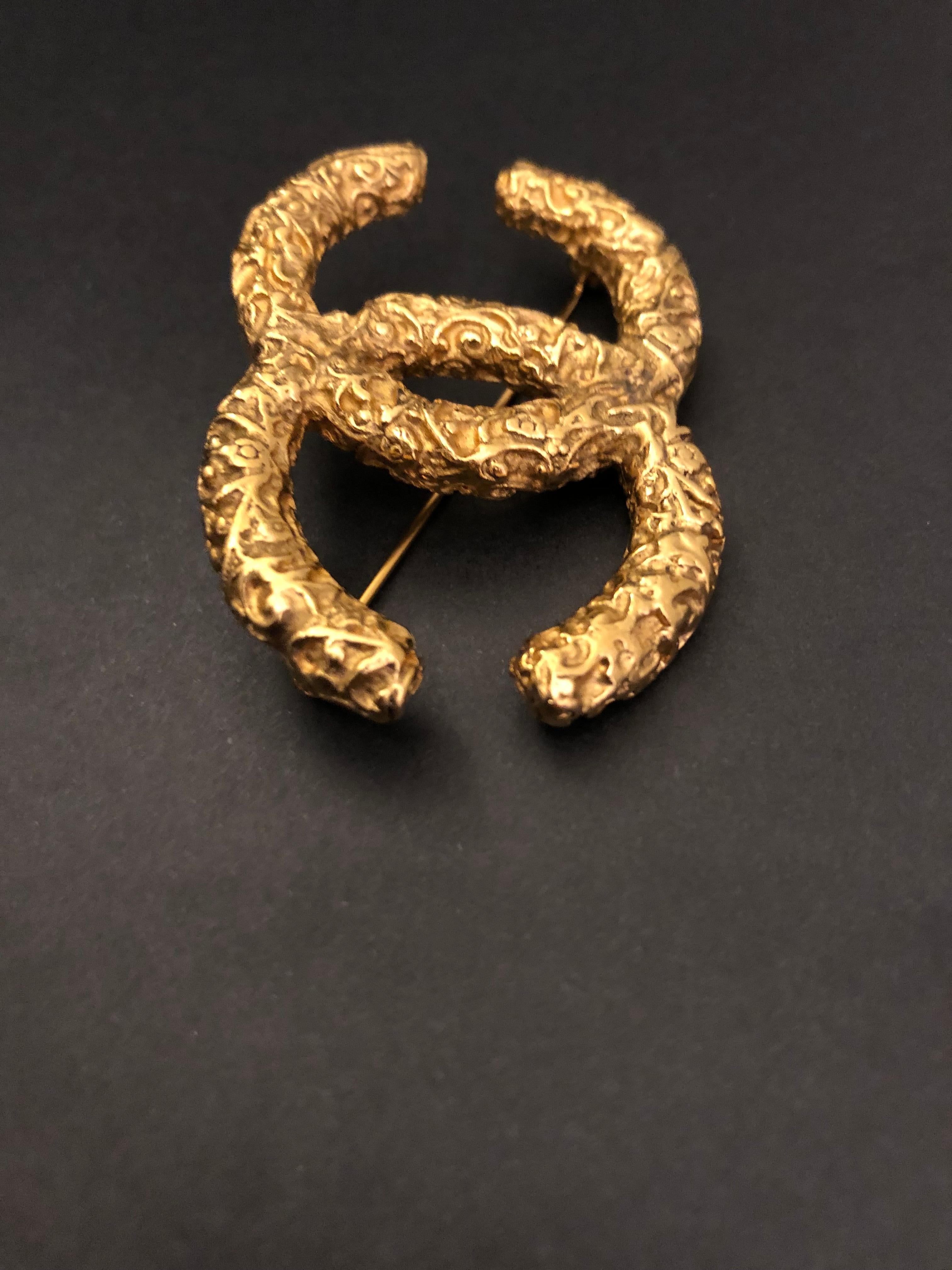 Women's or Men's 1993 Vintage CHANEL Gold Toned Floral Textured CC Chain Brooch 93A For Sale