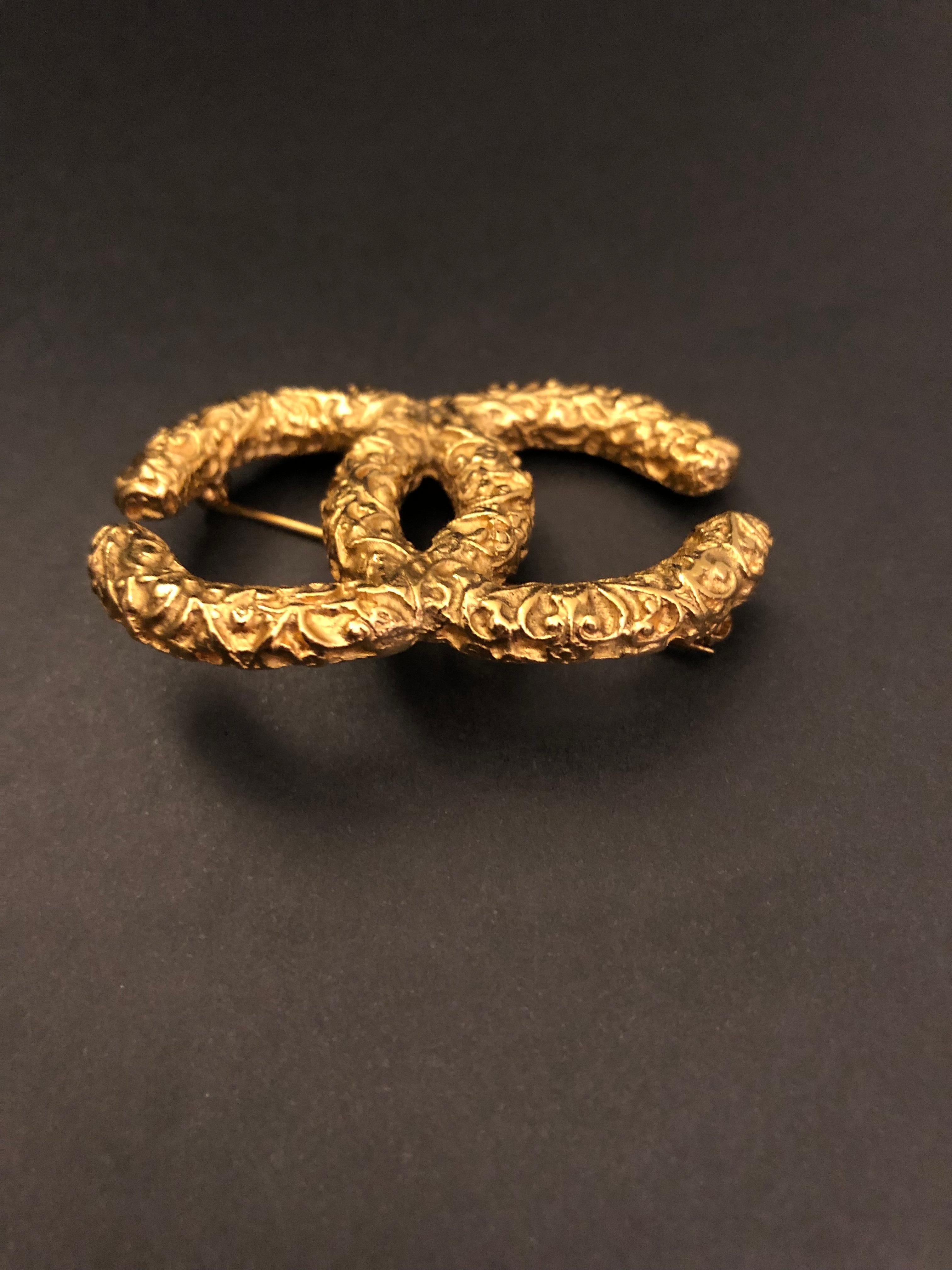 1993 Vintage CHANEL Gold Toned Floral Textured CC Chain Brooch 93A For Sale 1