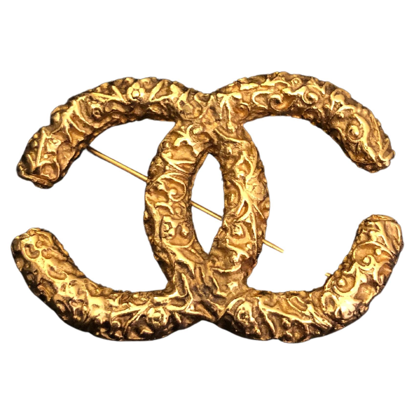 1993 Vintage CHANEL Gold Toned Floral Textured CC Chain Brooch 93A For Sale