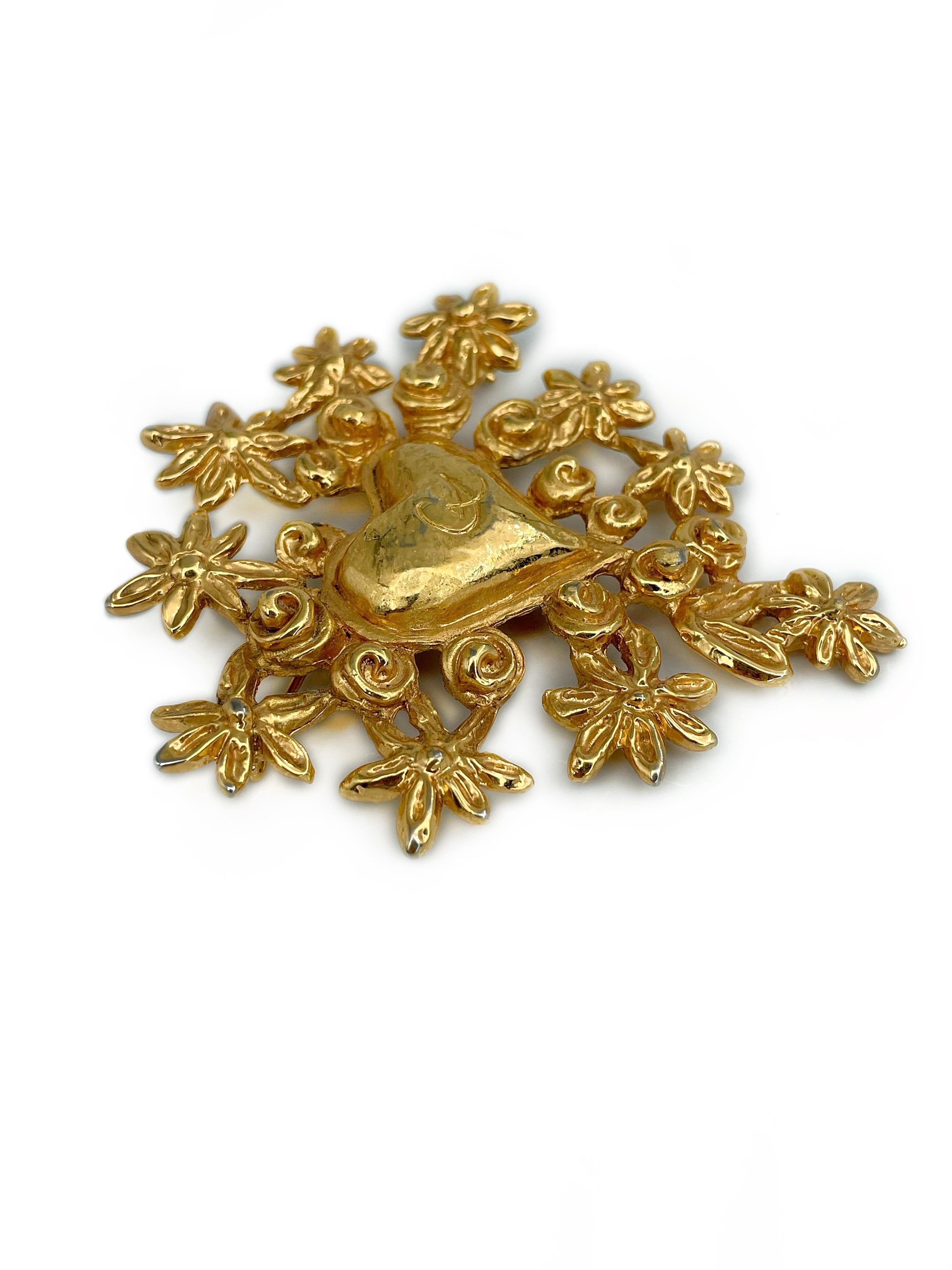 Il s'agit d'une magnifique broche en forme de cœur et de fleur avec le logo CL en ton or, créée par Christian Lacroix en 1993. La pièce est plaquée or. 

Édition limitée. Produit spécialement pour la période de Noël.

Signé : 