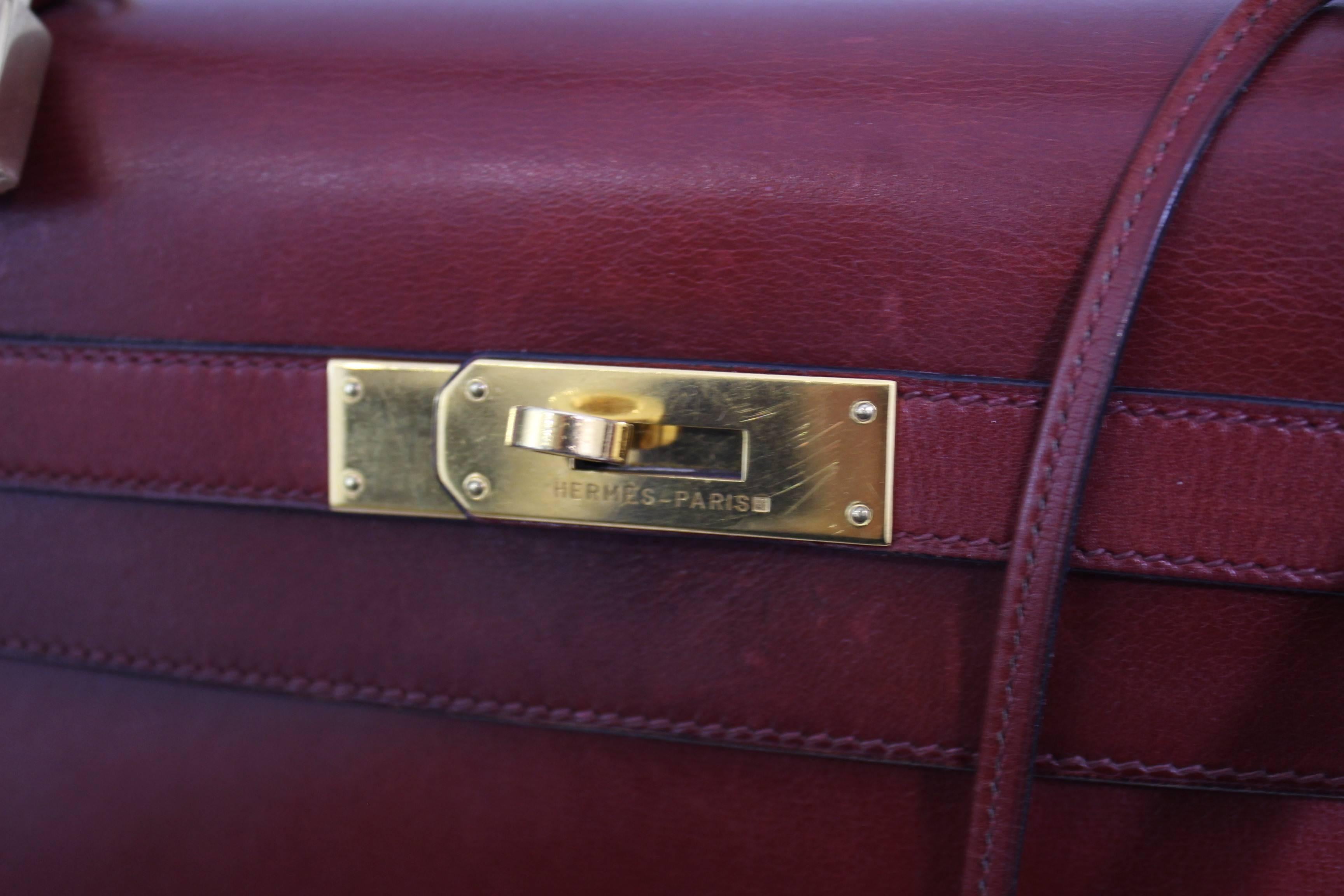 Nice Vintage Hermes bag in Box leather and golden garniture.

Vintage bag but in really good condition for its age. No crracking in the leather. Some small signs of use


Size 35 cm

Sold with dust bag and shoulder strap