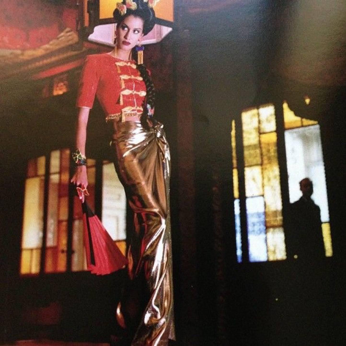 1993 Yves Saint Laurent Dokumentierte Moire Gold Seide Quaste Perlen Jacke YSL im Angebot 4
