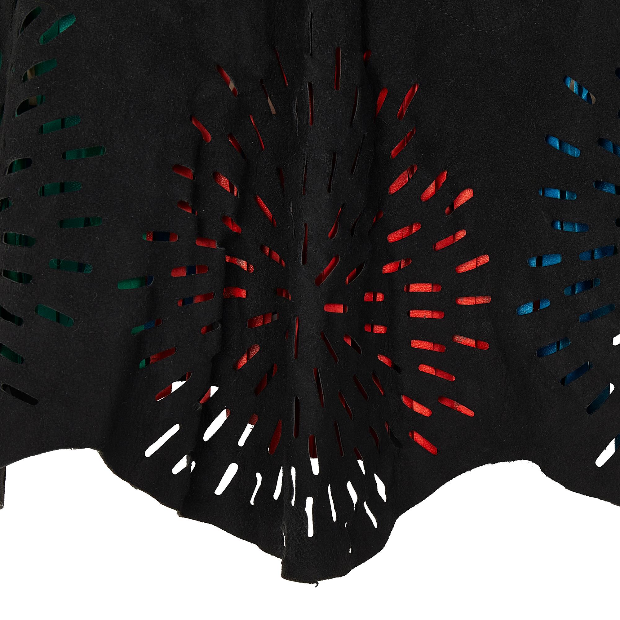 1994 Alaia Jupe découpée en daim noir avec pompons verts, rouges et bleus Bon état - En vente à London, GB