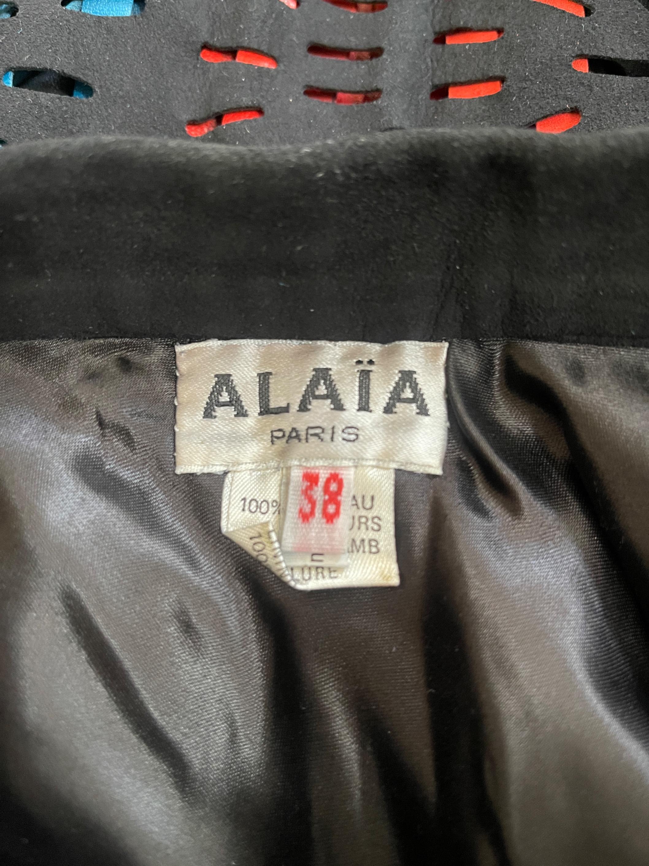 1994 Alaia Jupe découpée en daim noir avec pompons verts, rouges et bleus Pour femmes en vente