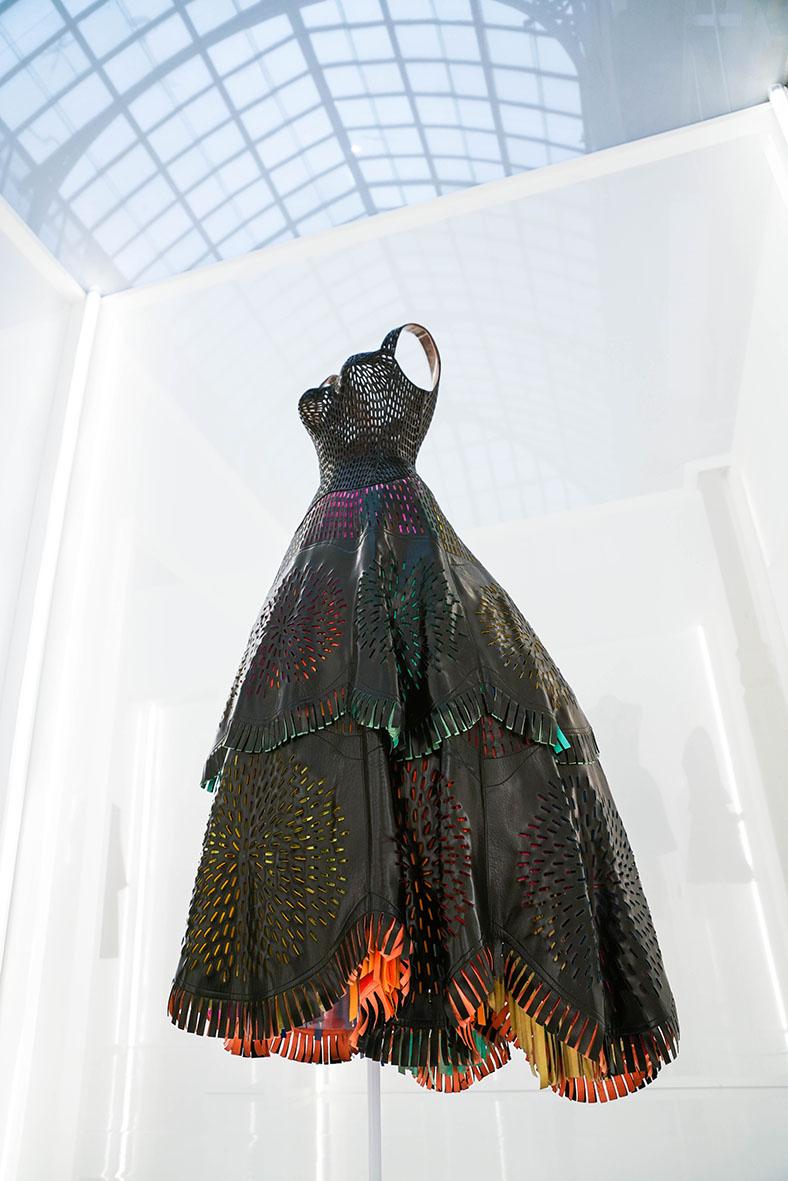 1994 Alaia Jupe découpée en daim noir avec pompons verts, rouges et bleus en vente 1