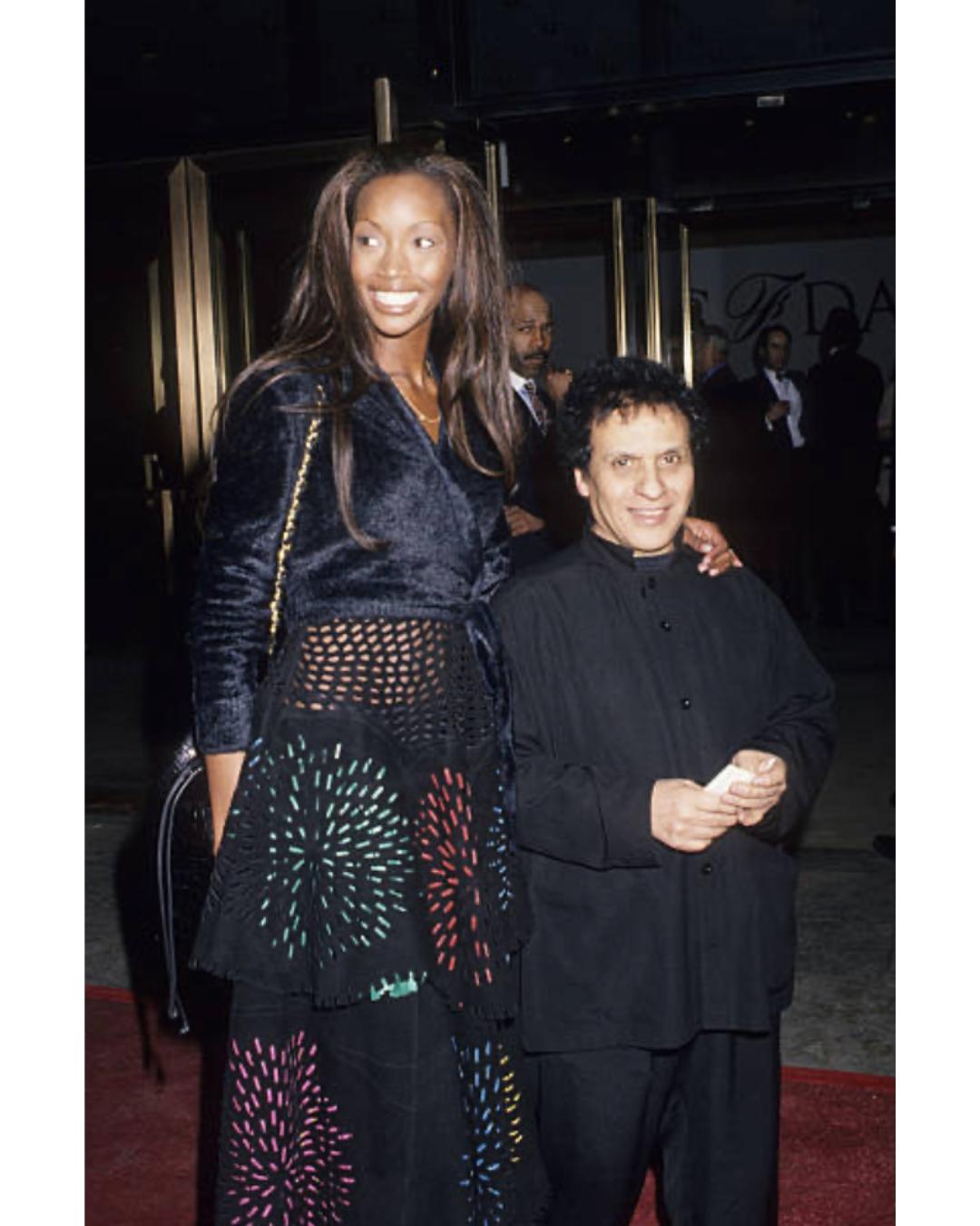 1994 Alaia Jupe découpée en daim noir avec pompons verts, rouges et bleus en vente 2