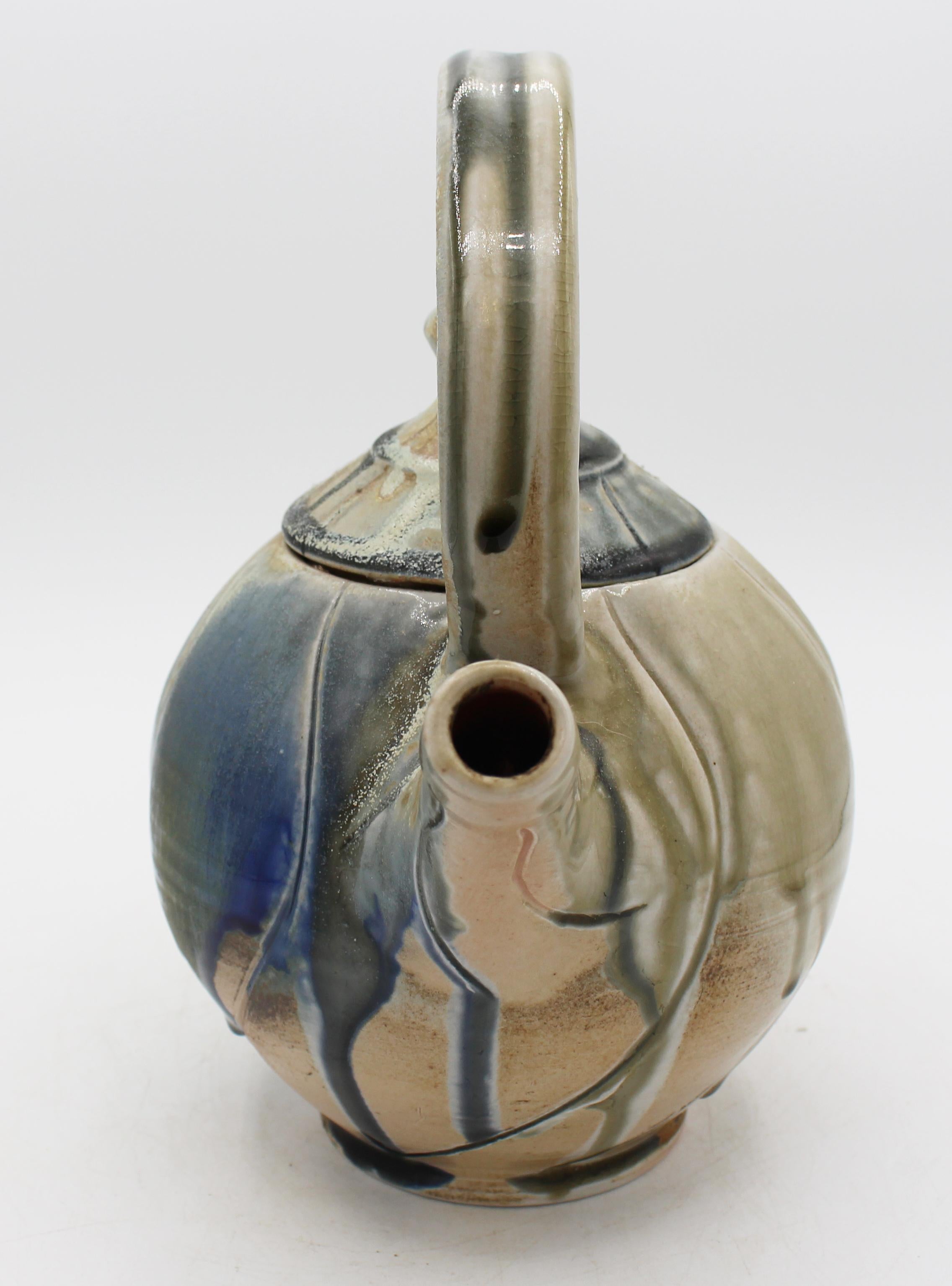 Ben Owen III, Teiera in ceramica di traduzione giapponese del 1994 Seagrove, NC. Firmato in basso. Smalto di frassino multistrato. Probabilmente uno dei ceramisti più rinomati della storia di Seagrove. Questo è un ottimo esempio dell'influenza