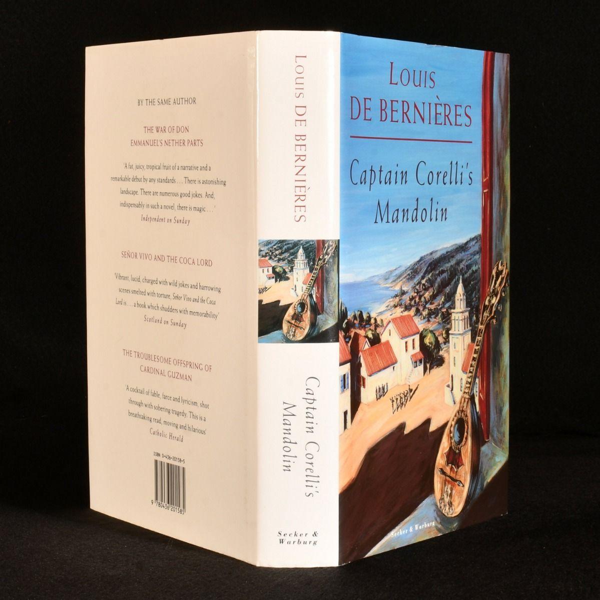 Primera edición de la obra más conocida de Louis de Bernieres, ambientada en Grecia durante la Segunda Guerra Mundial.

Primera edición, primera impresión, en la variante de encuadernación en tela negra.

Firmado por el autor en la portada.

Con