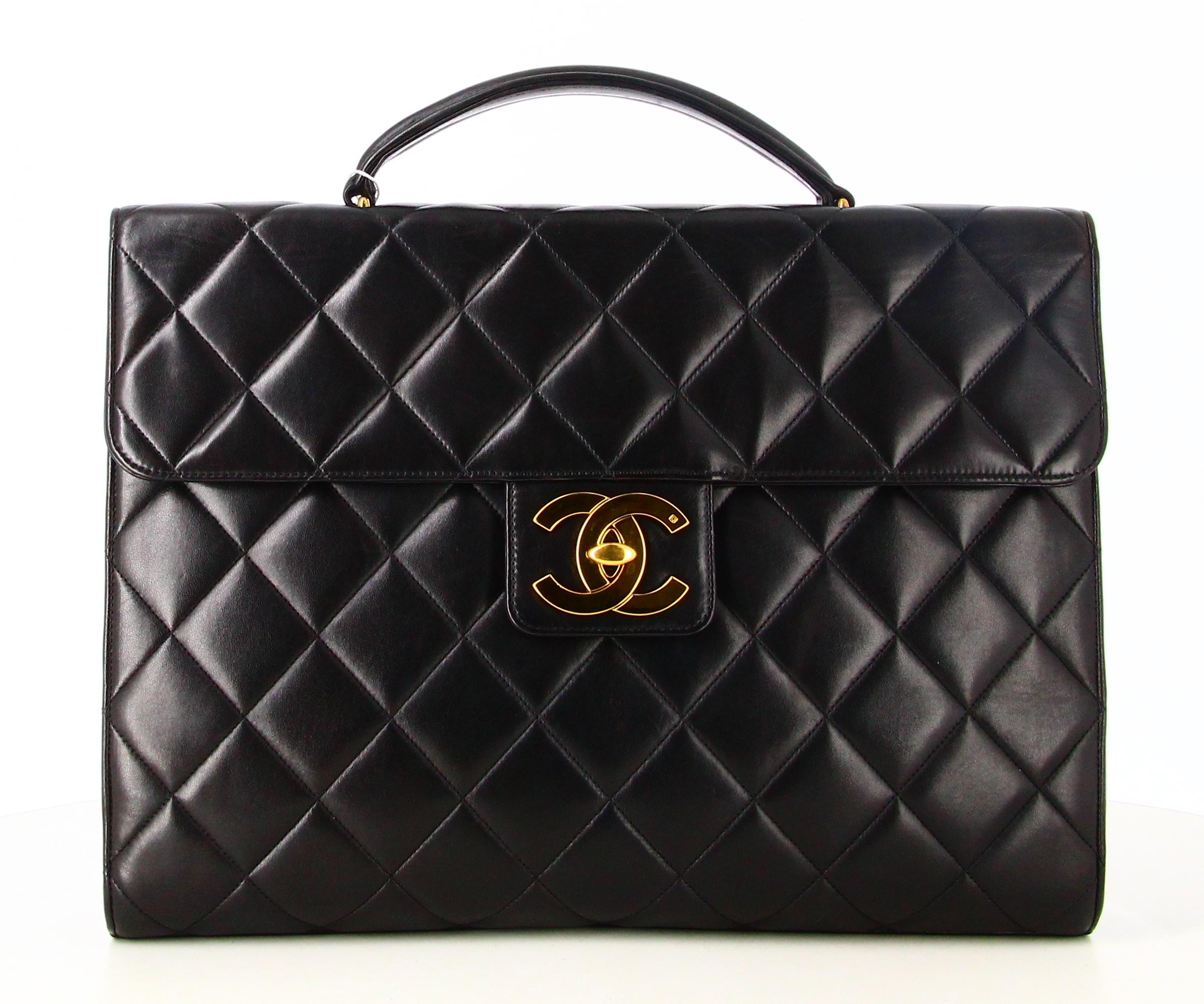 1994 CC Lambskin Business Bag Chanel Matelassé

- Very good condition. Shows very slight signs of wear over time.
- Chanel business bag
- Black quilted leather
- Small black leather strap
- Clasp: double C golden 
- Interior: bugundy leather plus