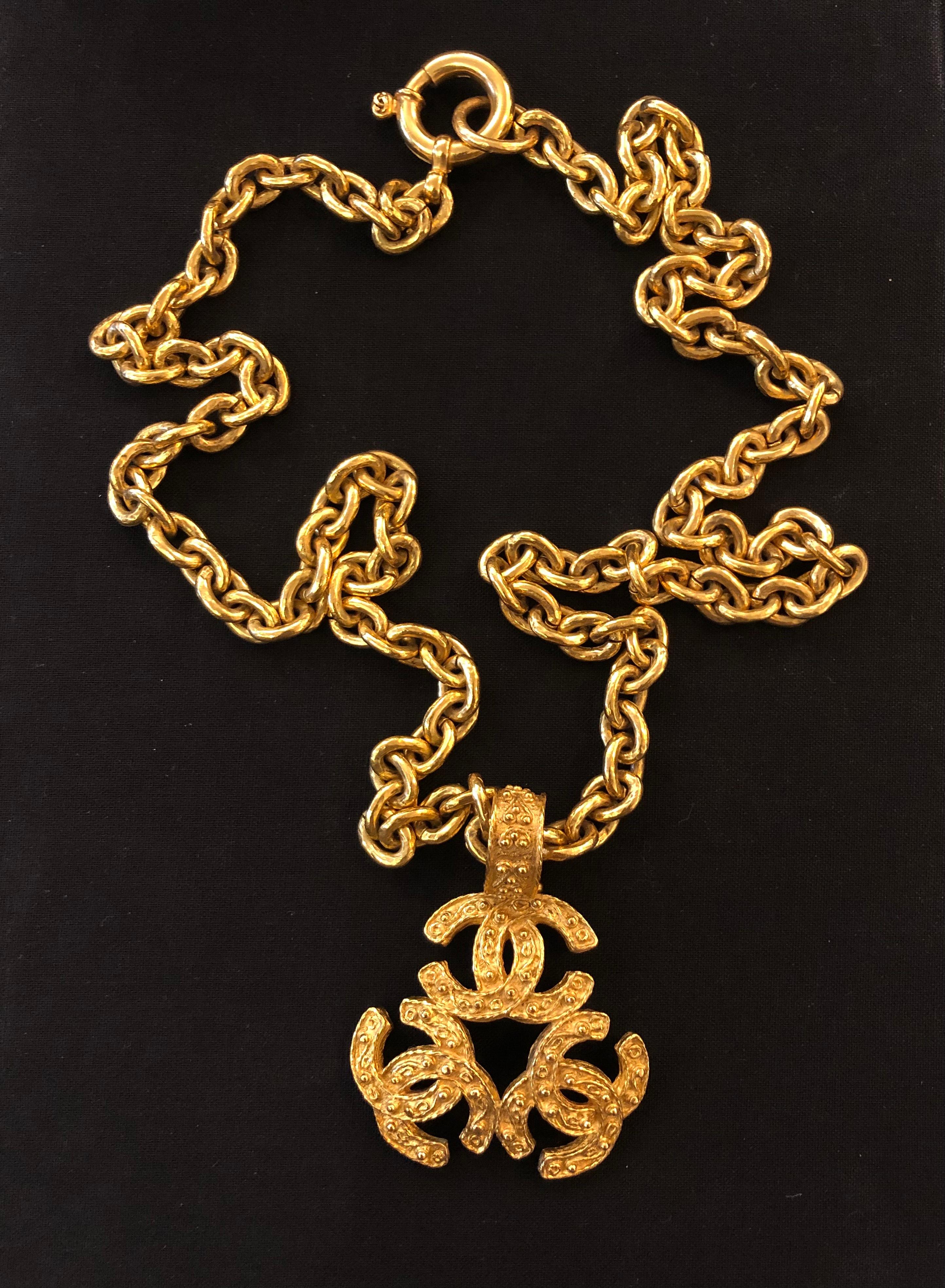 1994 Chanel gold toned chain long necklace featuring a sturdy gold toned chain and a triple textured CC charm. Stamp CHANEL 94A made in France. Measures 88 cm (34.5 inches) Charm 6.7 x 5.0 cm. Spring ring fastening. Comes with box.

Condition: Minor