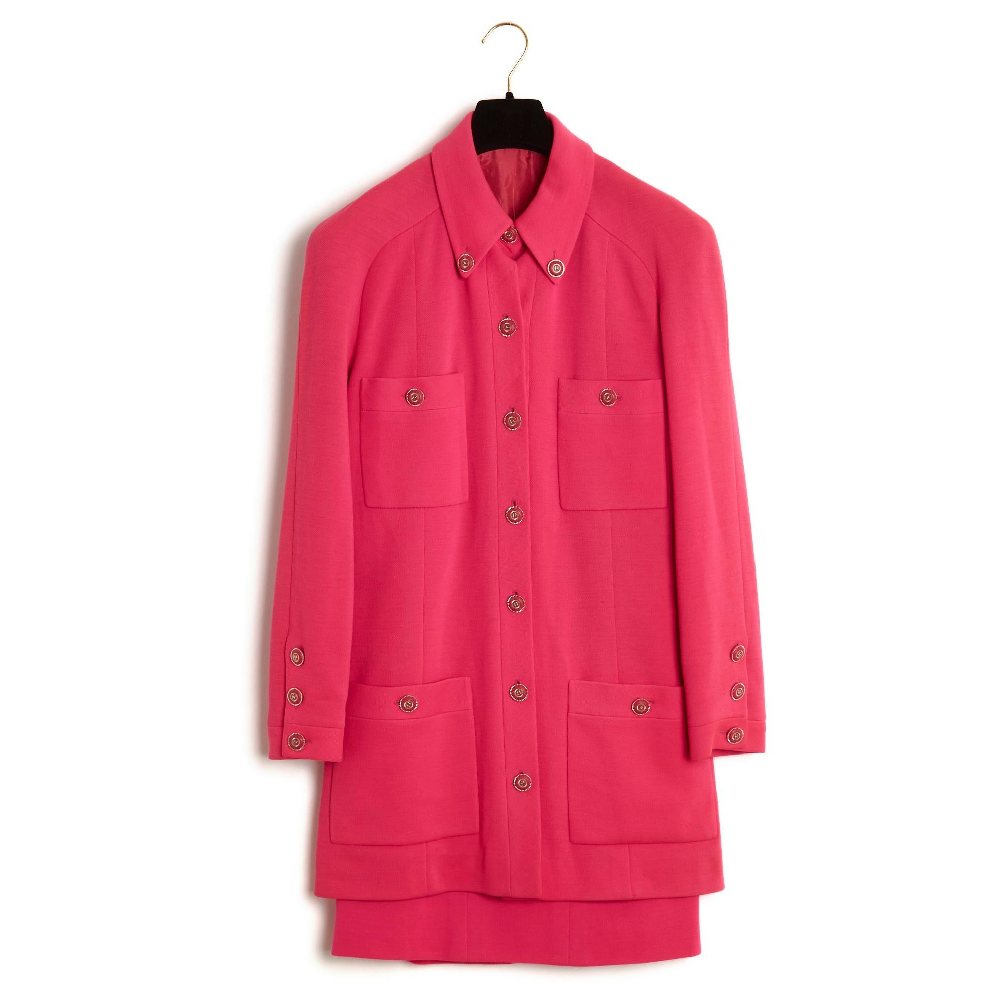 Chanel Haute Couture set circa 1994 in strong pink wool composed of a jacket, wide and mid-length straight cut, buttoned collar closed all the way with 7 buttons, 4 buttoned patch pockets, long raglan sleeves closed with 3 buttons, and a straight