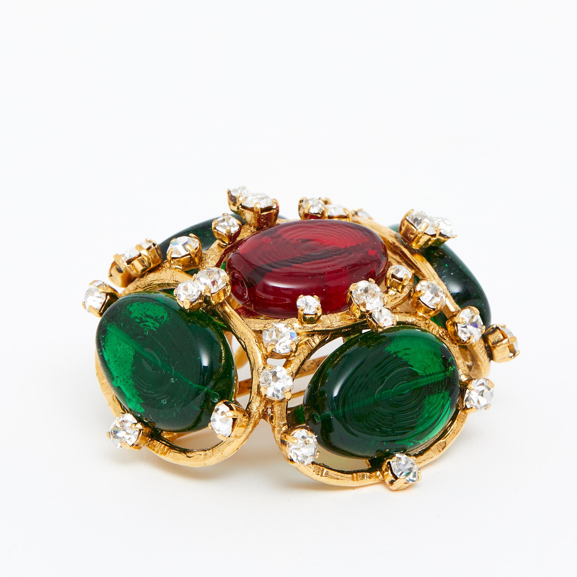 Chanel-Brosche oder -Anhänger aus der Kollektion SS 1994 von Victoire de Castellane, XXL-Format, hergestellt von Gripoix aus vergoldetem Metall, rote und grüne Cabochons aus Glaspaste, weißer Strass, ausgestattet mit einer Nadel (Brosche) und einem