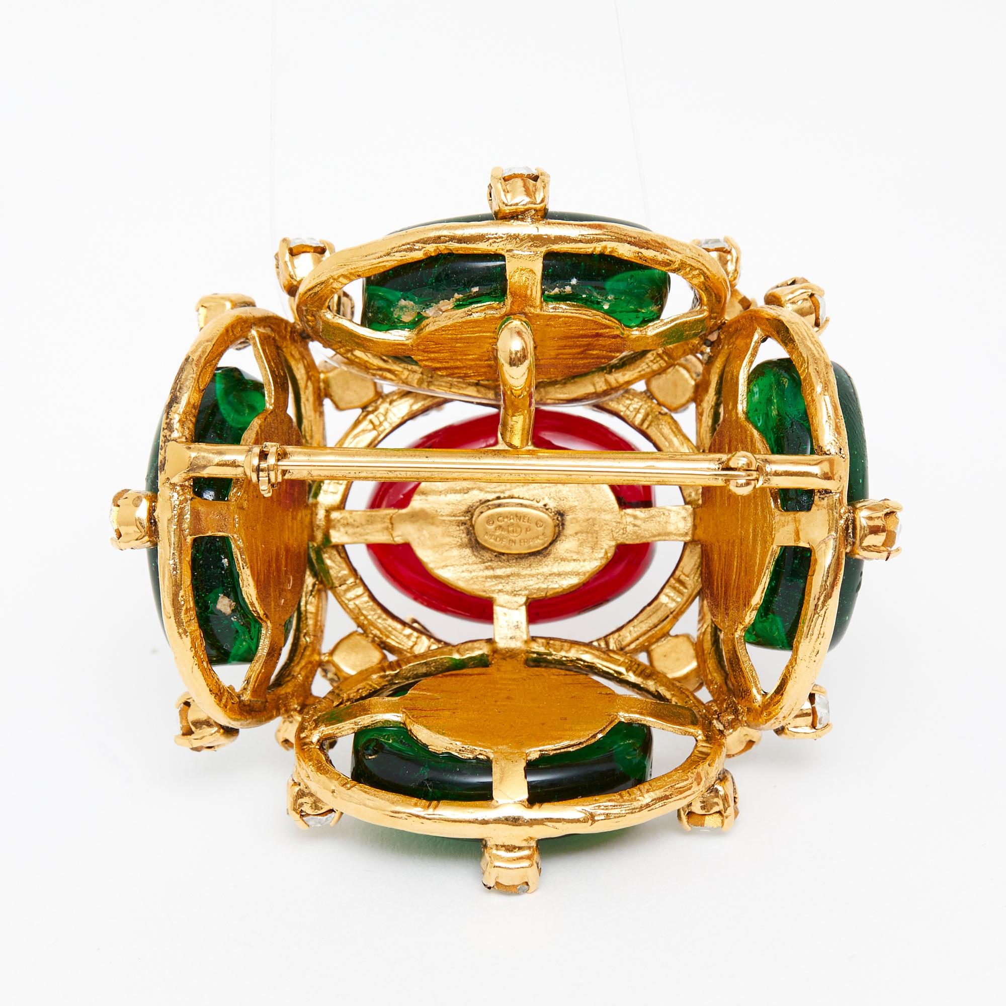 1994 Chanel Haute Couture Broche Gripoix Glas-Brosche mit Fancy Perlen-Anhänger für Damen oder Herren im Angebot