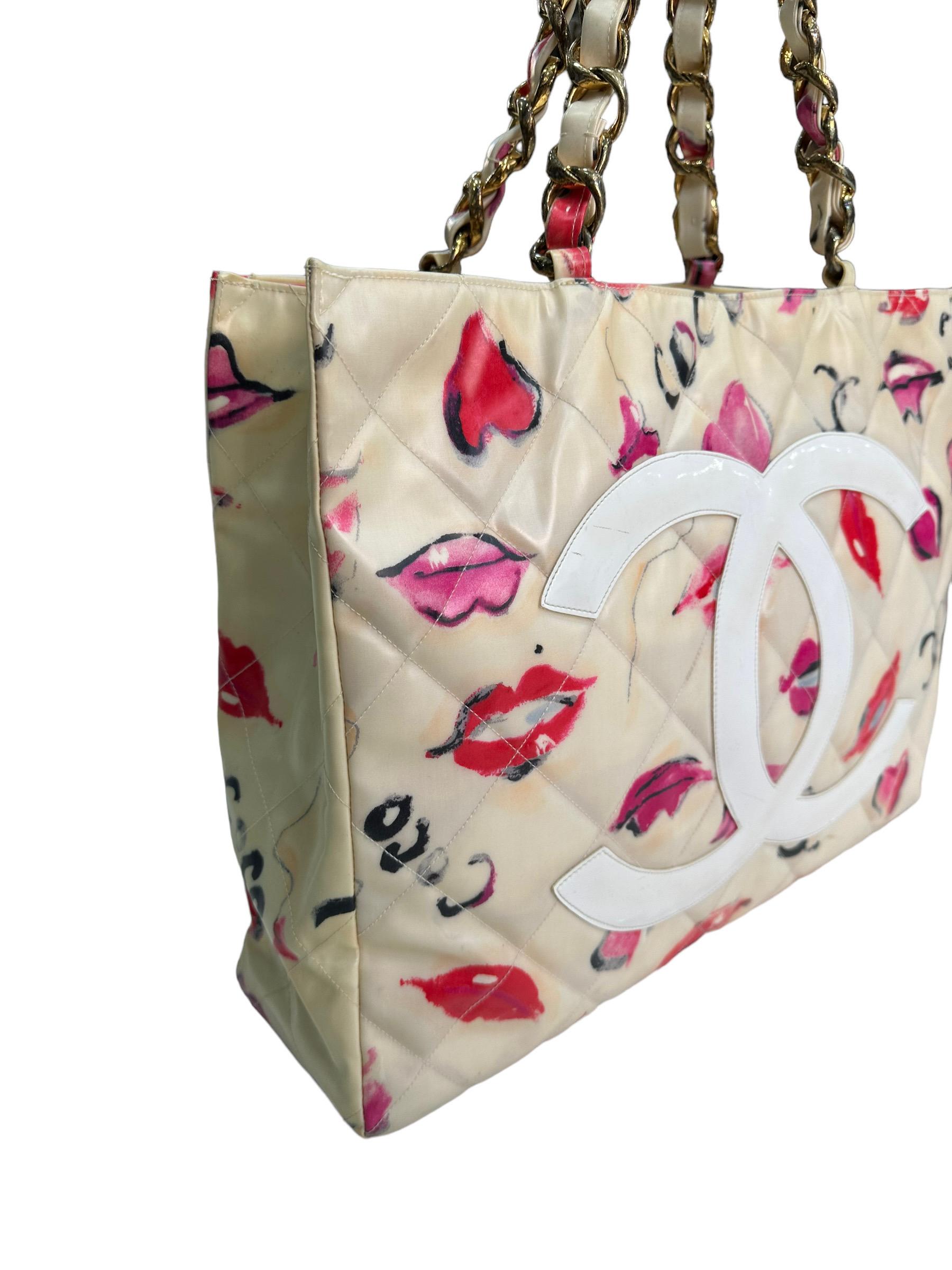 Chanel signed bag, Tote model, Kisses & Lips limited edition, made of cream-colored plastic-coated canvas with pink decorations and golden hardware. It is not equipped with any type of closure, internally covered in white canvas, very roomy.