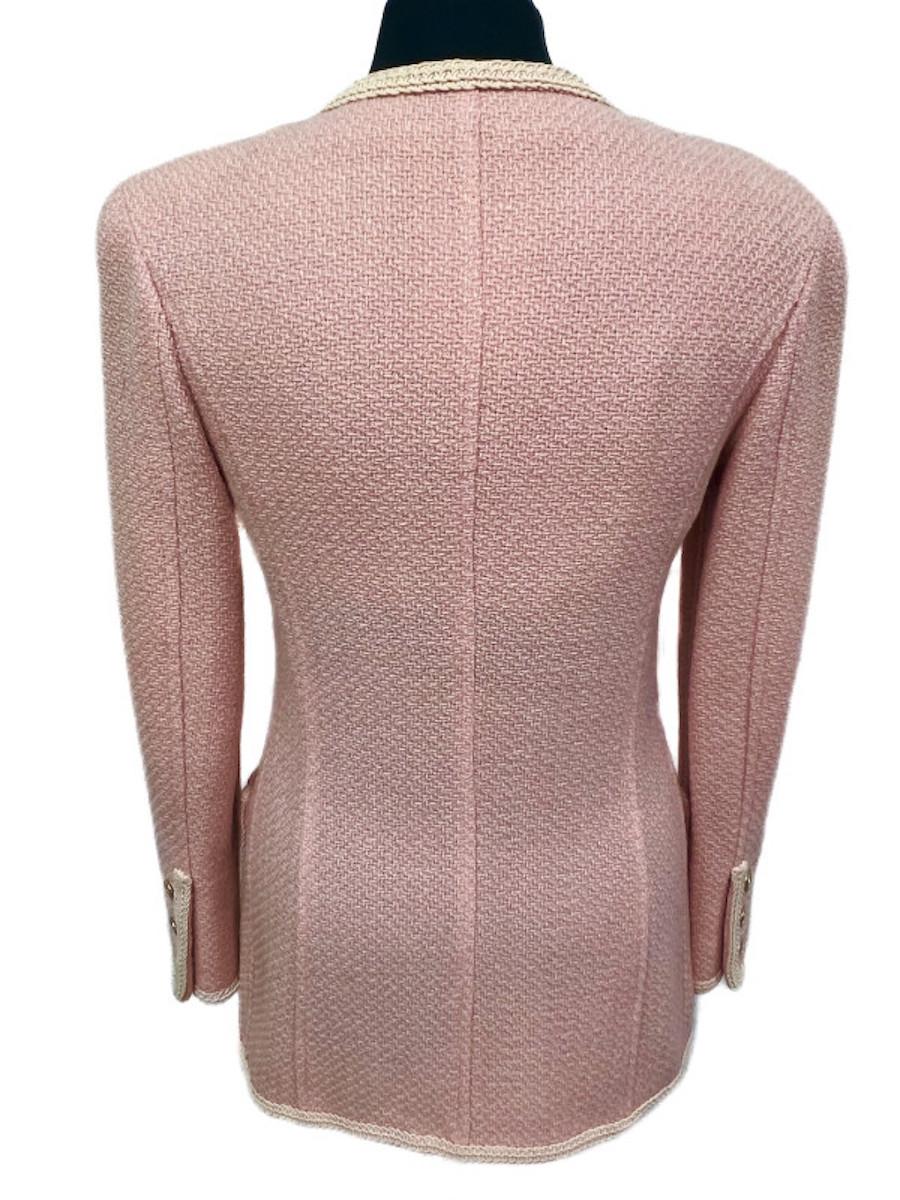 Bellissima giacca lunga di Chanel con quattro tasche e bottoni in metallo color oro pallido con logo CC.
Condizioni: ottime condizioni
Prodotto in Francia
Materiale: tweed
Fodera: mezza fodera in seta rosa chiaro con Monogram
Colore: rosa