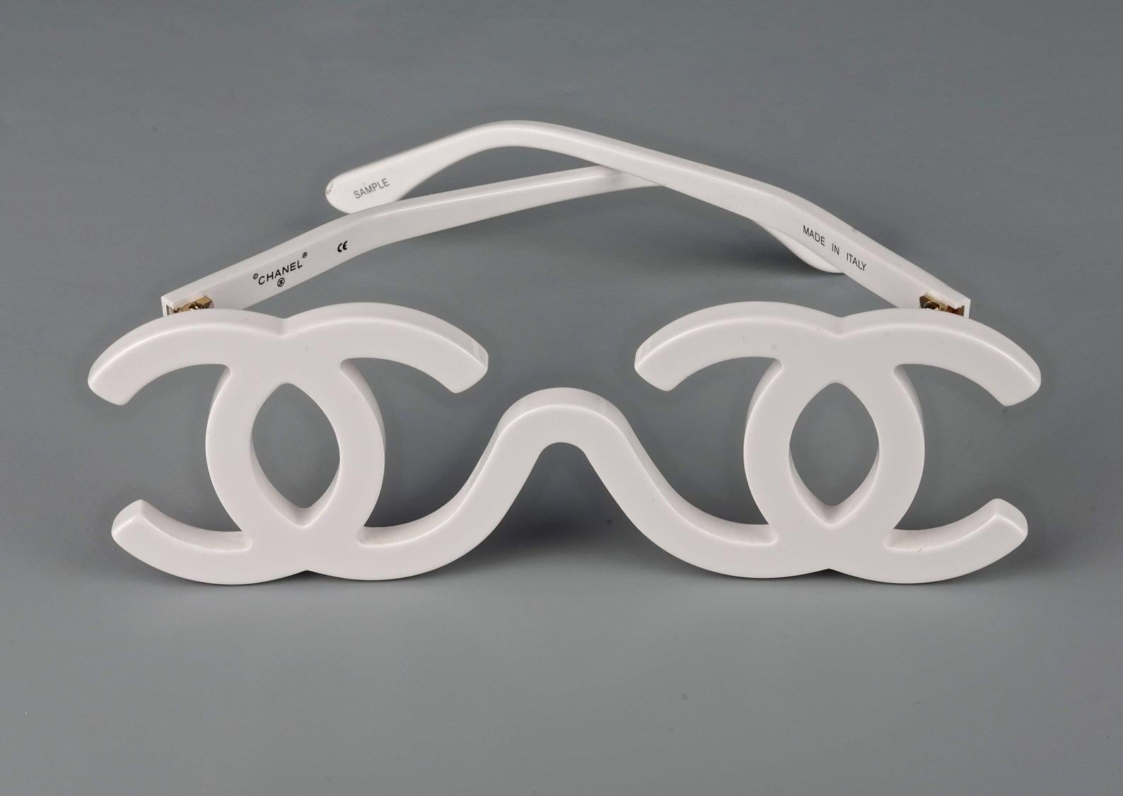 1994 CHANEL White CC Logo Futuristic Sunglasses In Excellent Condition In Kingersheim, Alsace