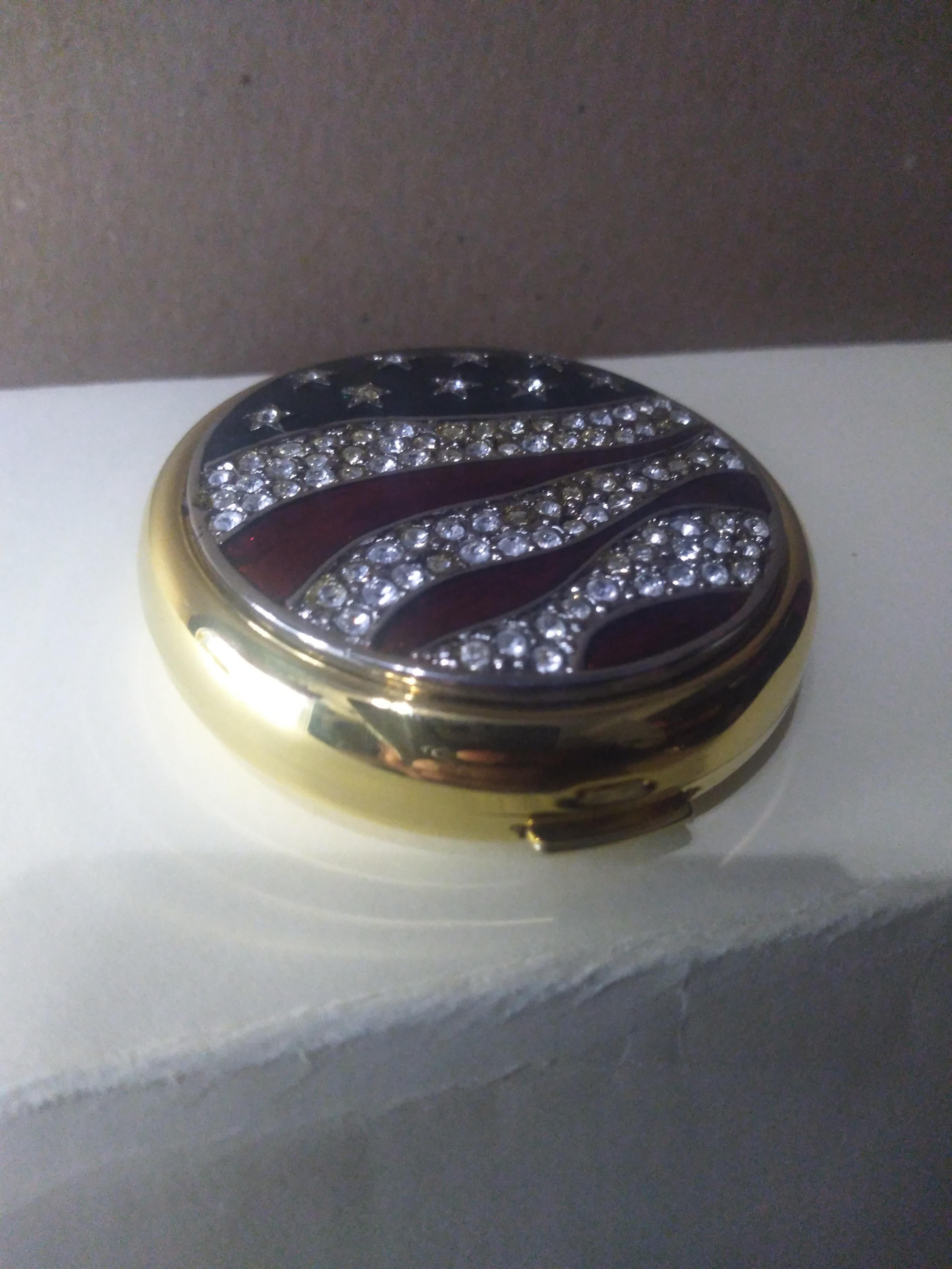 1994 Este Lauder America The Beautiful Gold Tone Compact w/ Enamel and CZ In Good Condition For Sale In Pasadena, TX