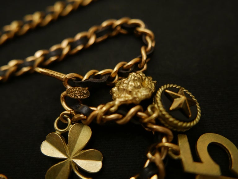 1994 Fall Runway CHANEL Gold Plated Charm Leather Chain Belt  display picture 2