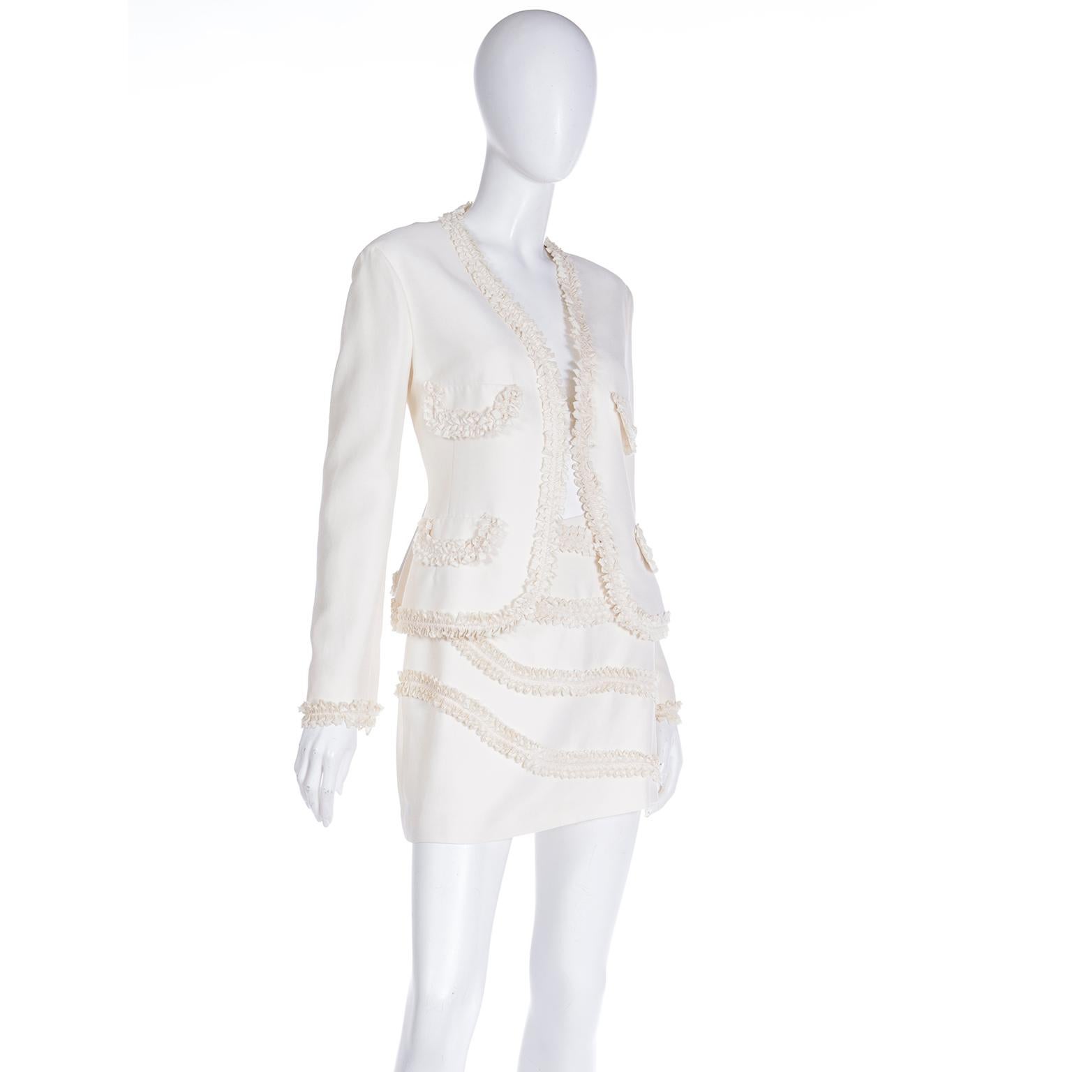 Gris 1994 Franco Moschino Nature Friendly Garment Ensemble jupe et veste crème et ivoire