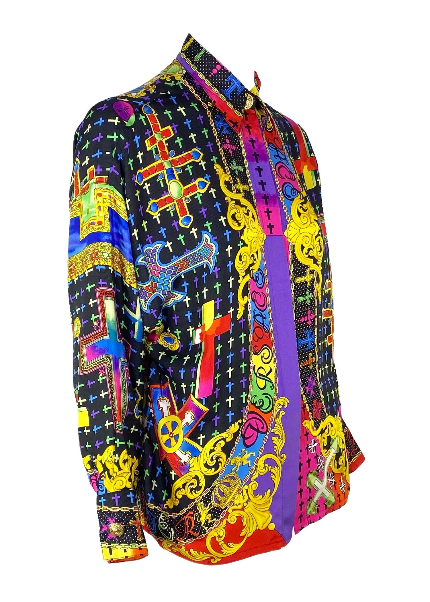 F/W 1993 Gianni Versace Couture Barock Technicolor Kruzifix Druck Knopfleiste (Schwarz) im Angebot