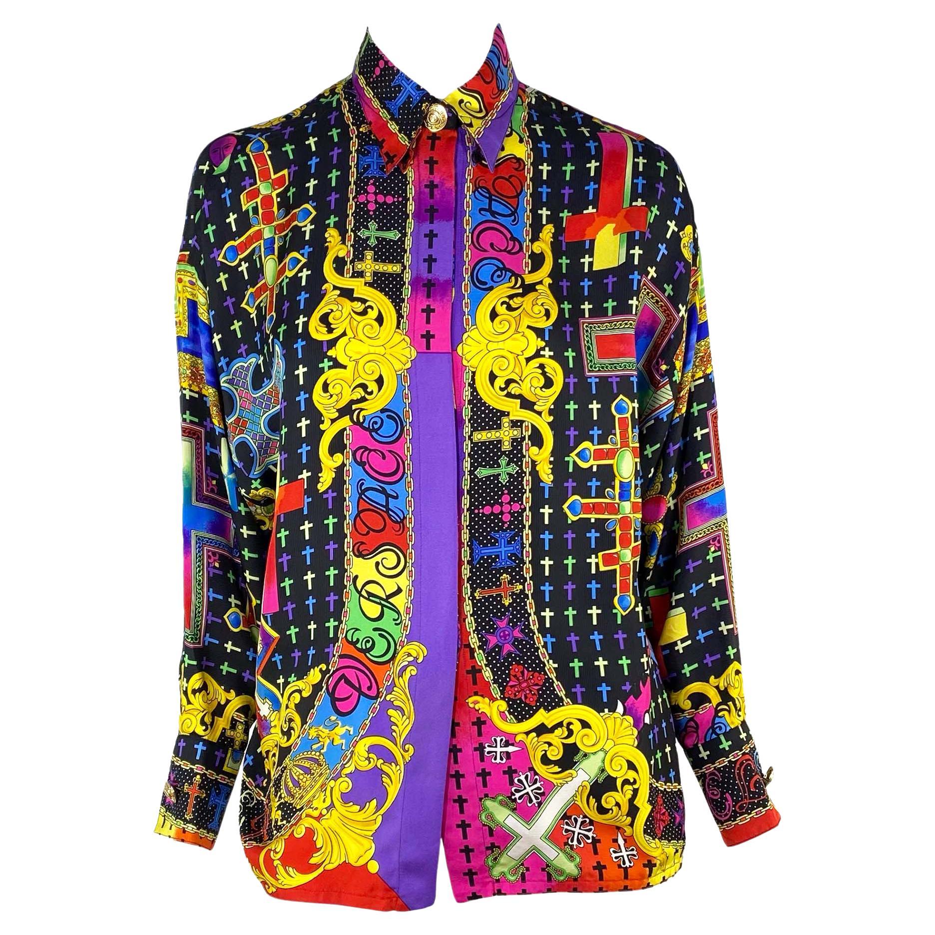 F/W 1993 Gianni Versace Couture Barock Technicolor Kruzifix Druck Knopfleiste im Angebot