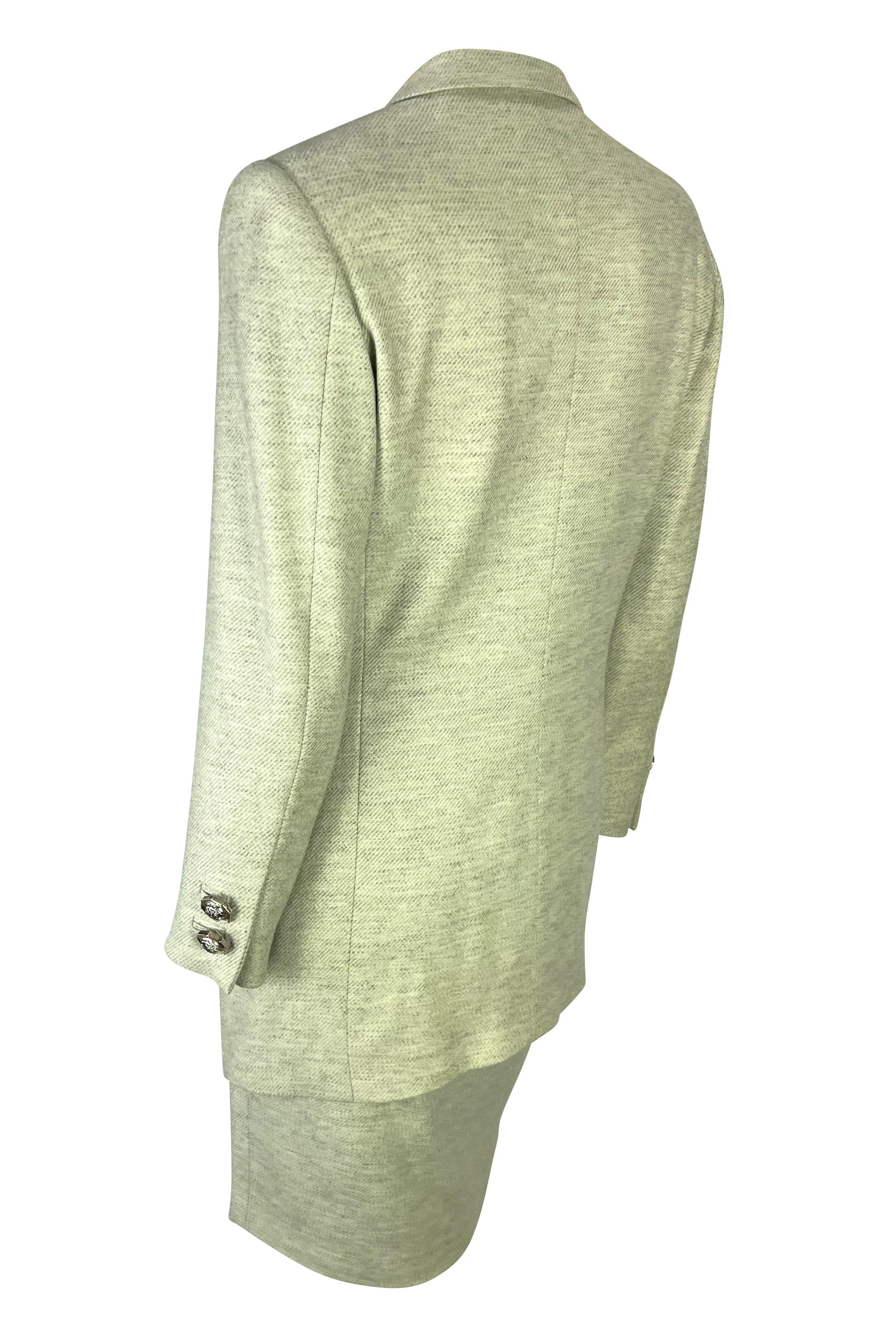 1994 Gianni Versace Couture Medusa Herraje Verde Lana Cachemira Falda Traje en Bueno estado para la venta en West Hollywood, CA