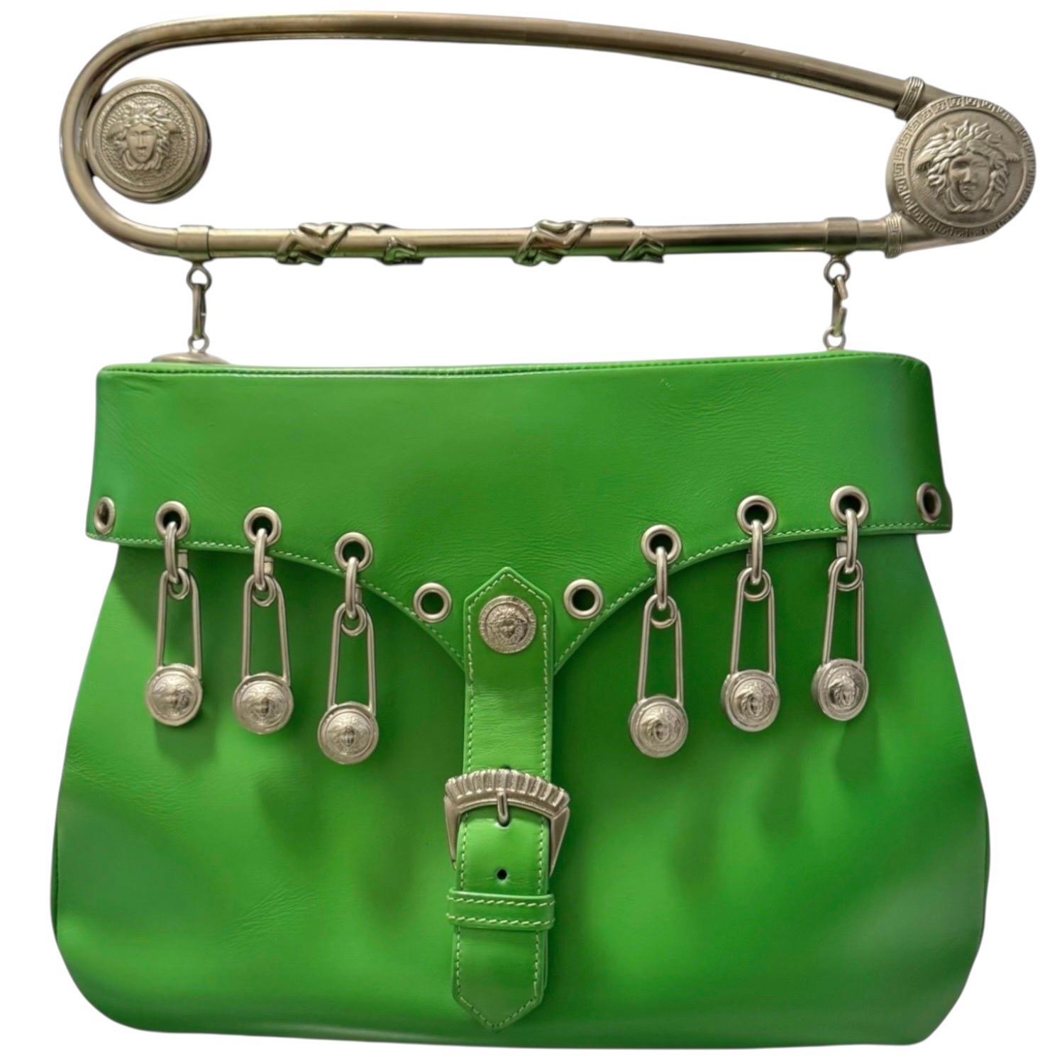 1994 Gianni Versace Borsa con spilla da balia punk in pelle verde