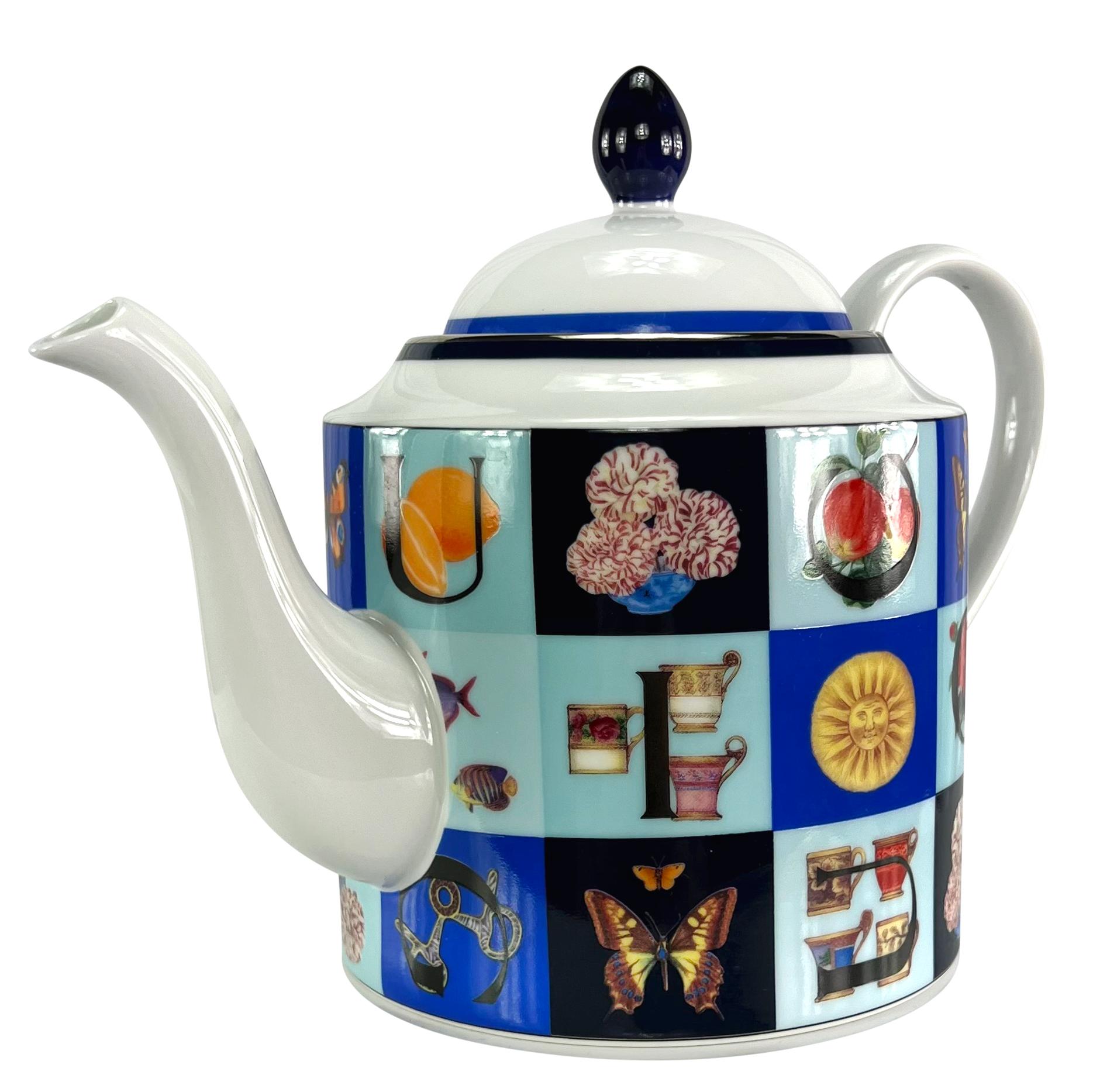 De 1994, esta elegante tetera azul de Gucci está cubierta de un estampado a cuadros con la iconografía y la marca Gucci por todas partes. Eleva cualquier hora del té con esta fabulosa tetera de porcelana. 

Medidas aproximadas:
Longitud: 7
Anchura: