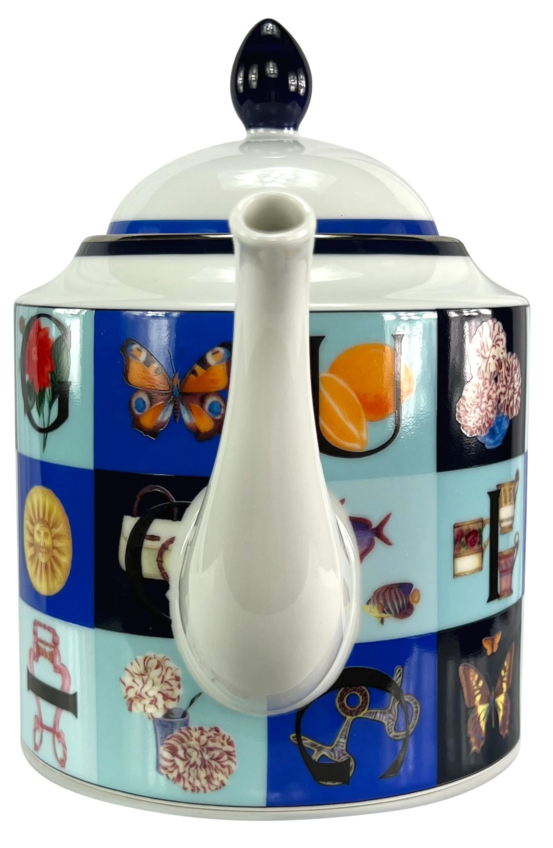 1994 Gucci Azul Iconografía Logo Patrón Tetera de Porcelana Blanca Gris en venta