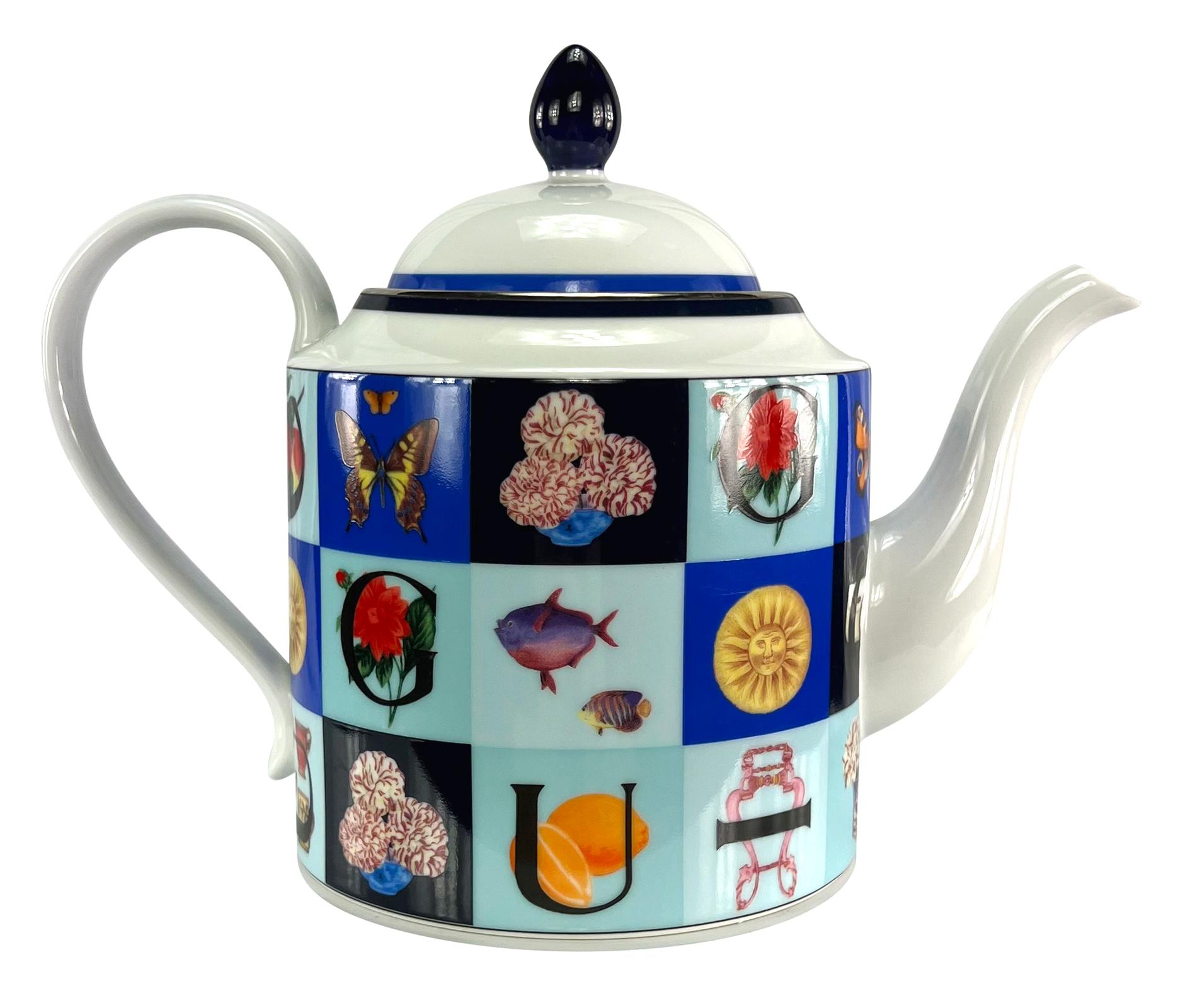 1994 Gucci Azul Iconografía Logo Patrón Tetera de Porcelana Blanca en Excelente estado para la venta en West Hollywood, CA