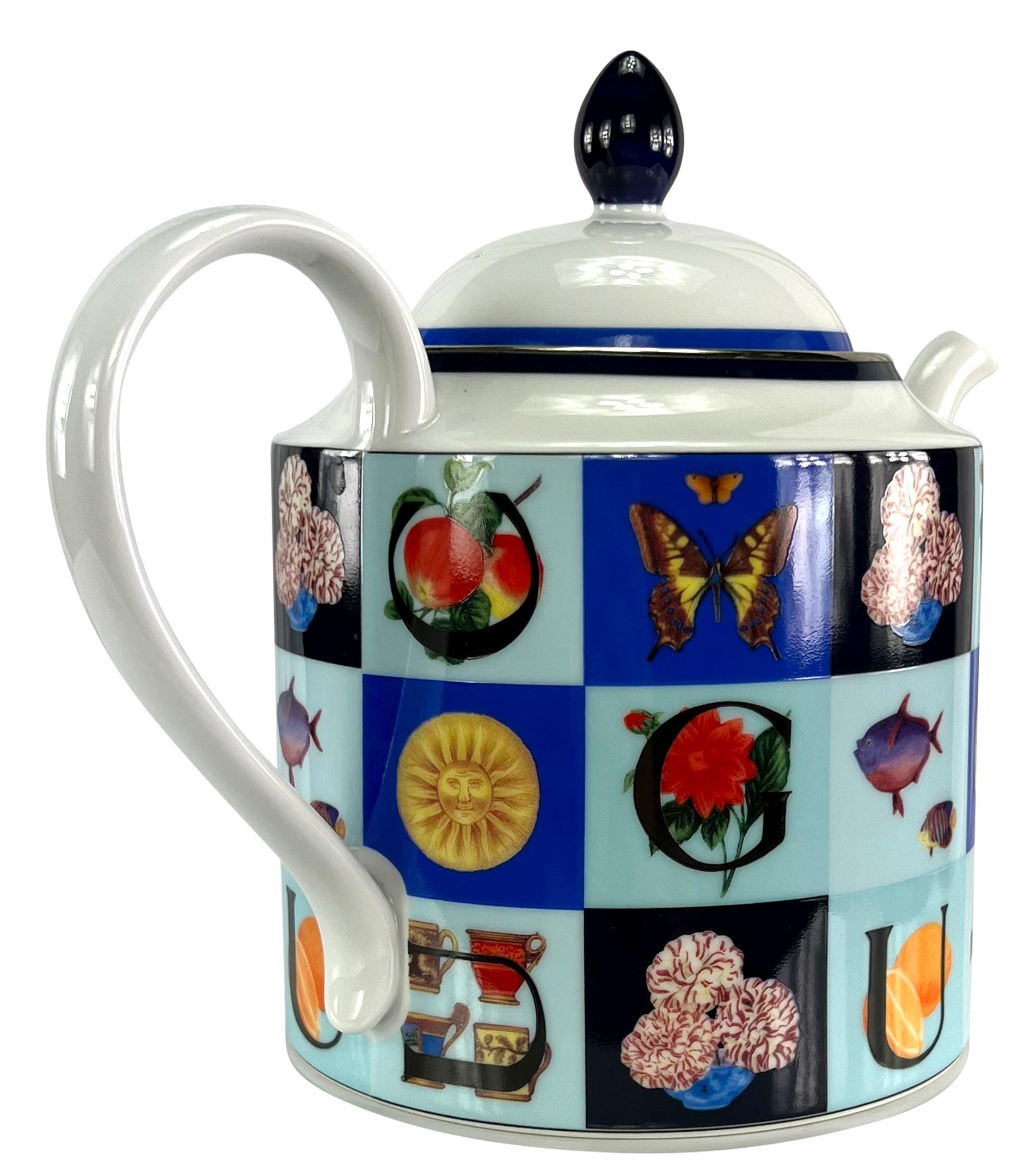 Femenino o masculino 1994 Gucci Azul Iconografía Logo Patrón Tetera de Porcelana Blanca en venta