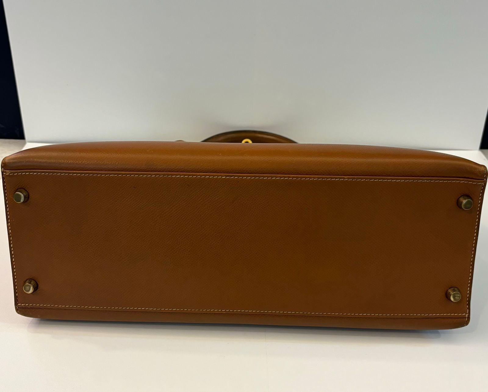 Vintage kelly 35 in gold lisse leather with gold hardware. Visible spot marks and rubbing throughout the leather surface. Beautiful vintage piece. Slight tarnishing on the hardware details. Comes with its dust bag, tools (keys only no padlock) and